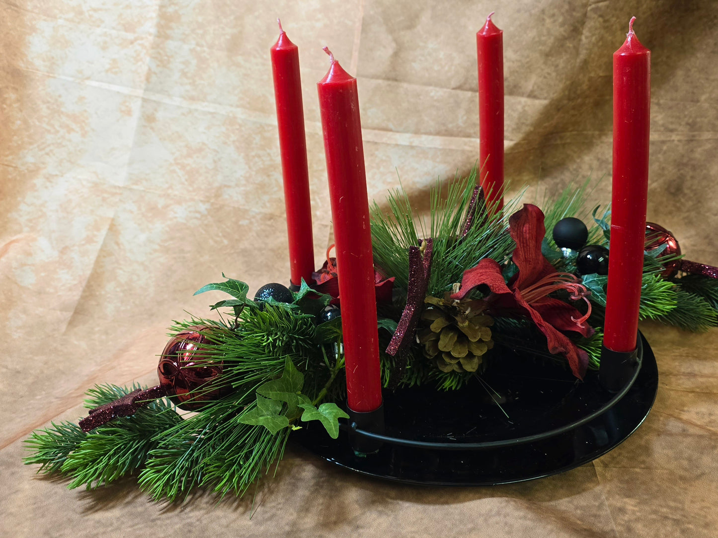 8038 Teller dekoriert mit Früchten und Zapfen