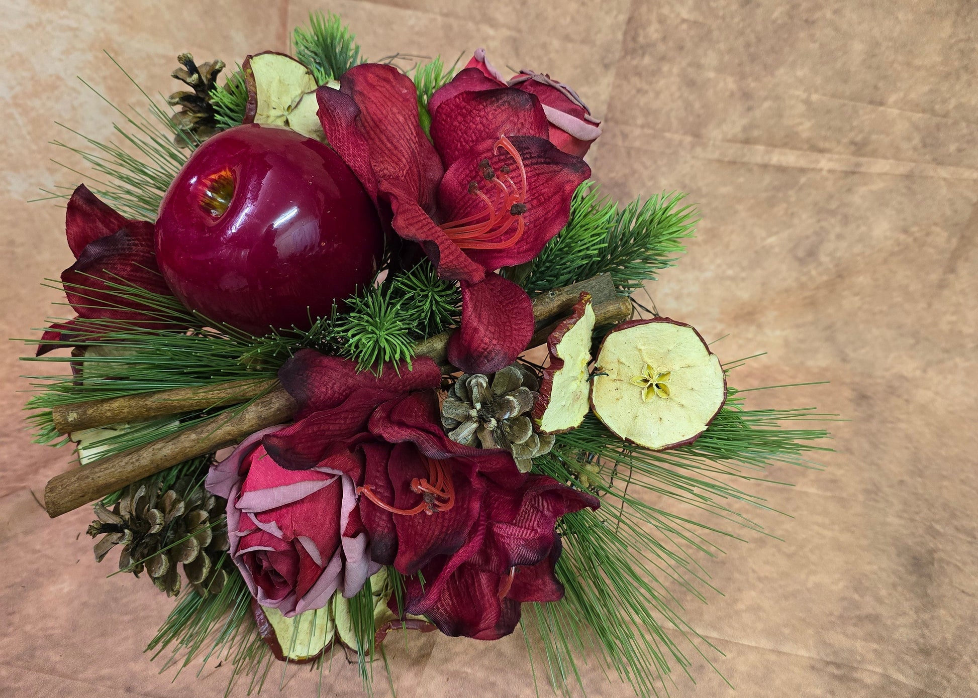 8036 Kleiner Strauß mit Früchten, Zimt und Zapfen