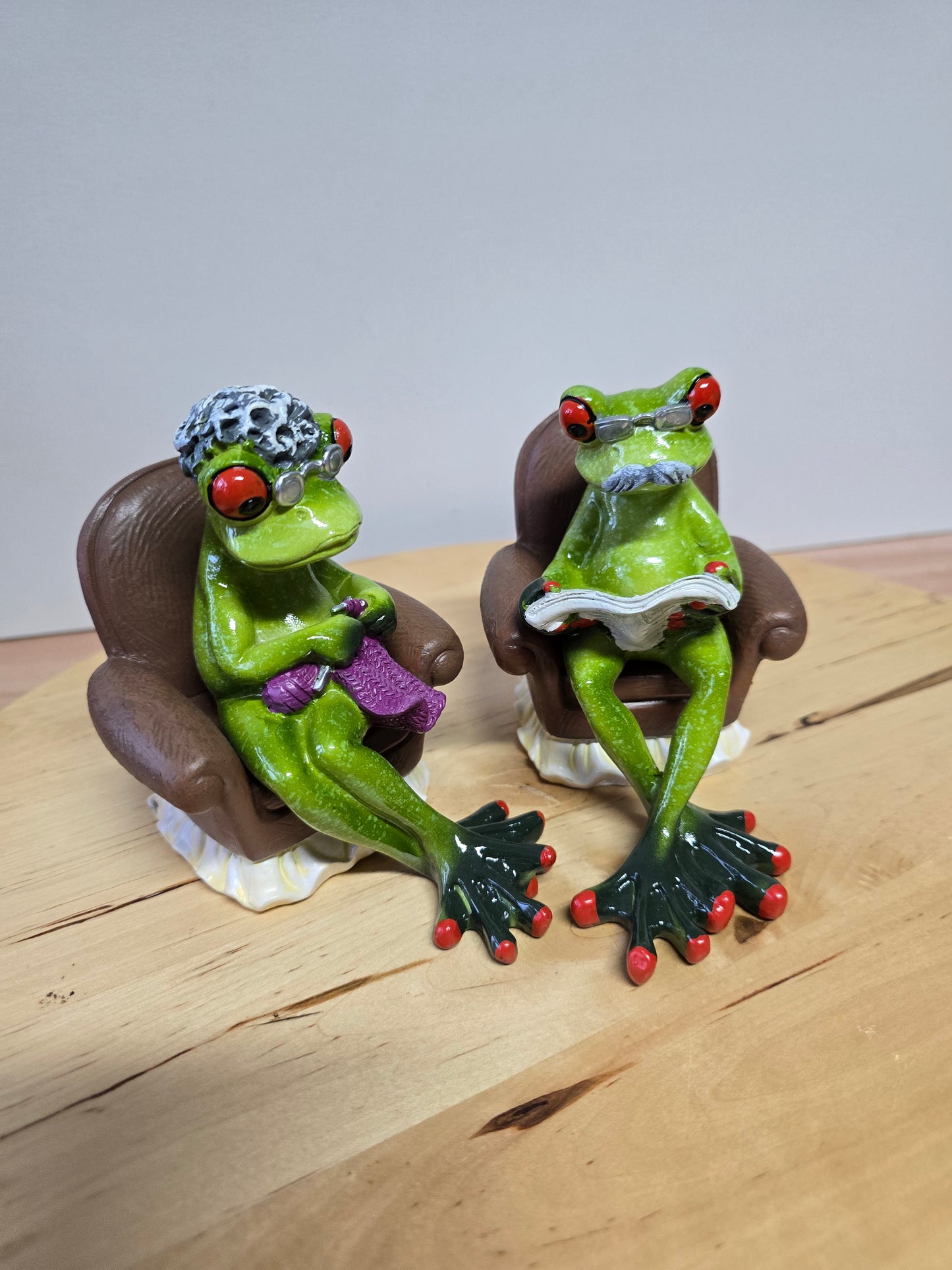 Frösche Oma und Opa im Sessel