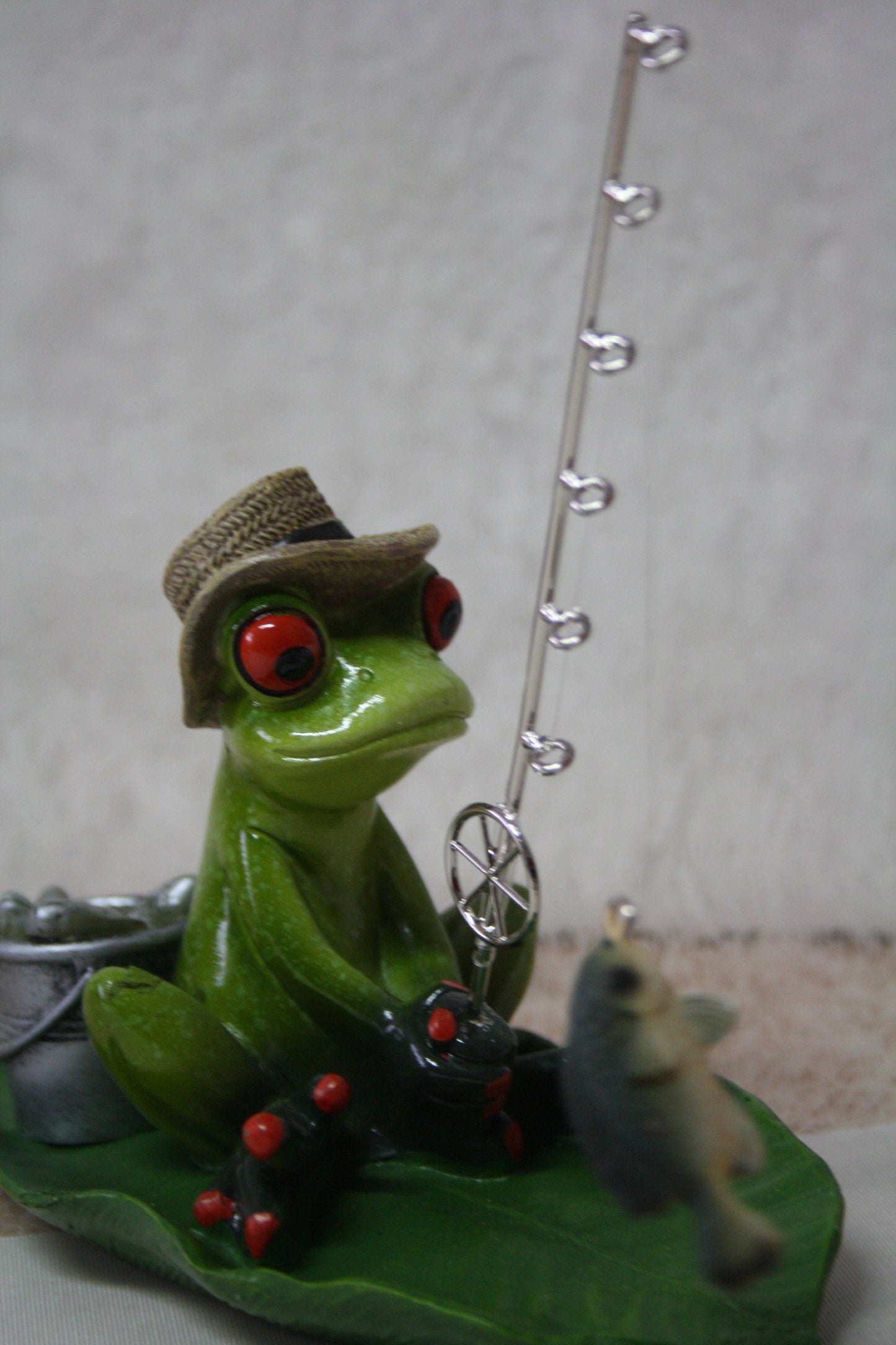 frecher Angler Frosch auf Blatt