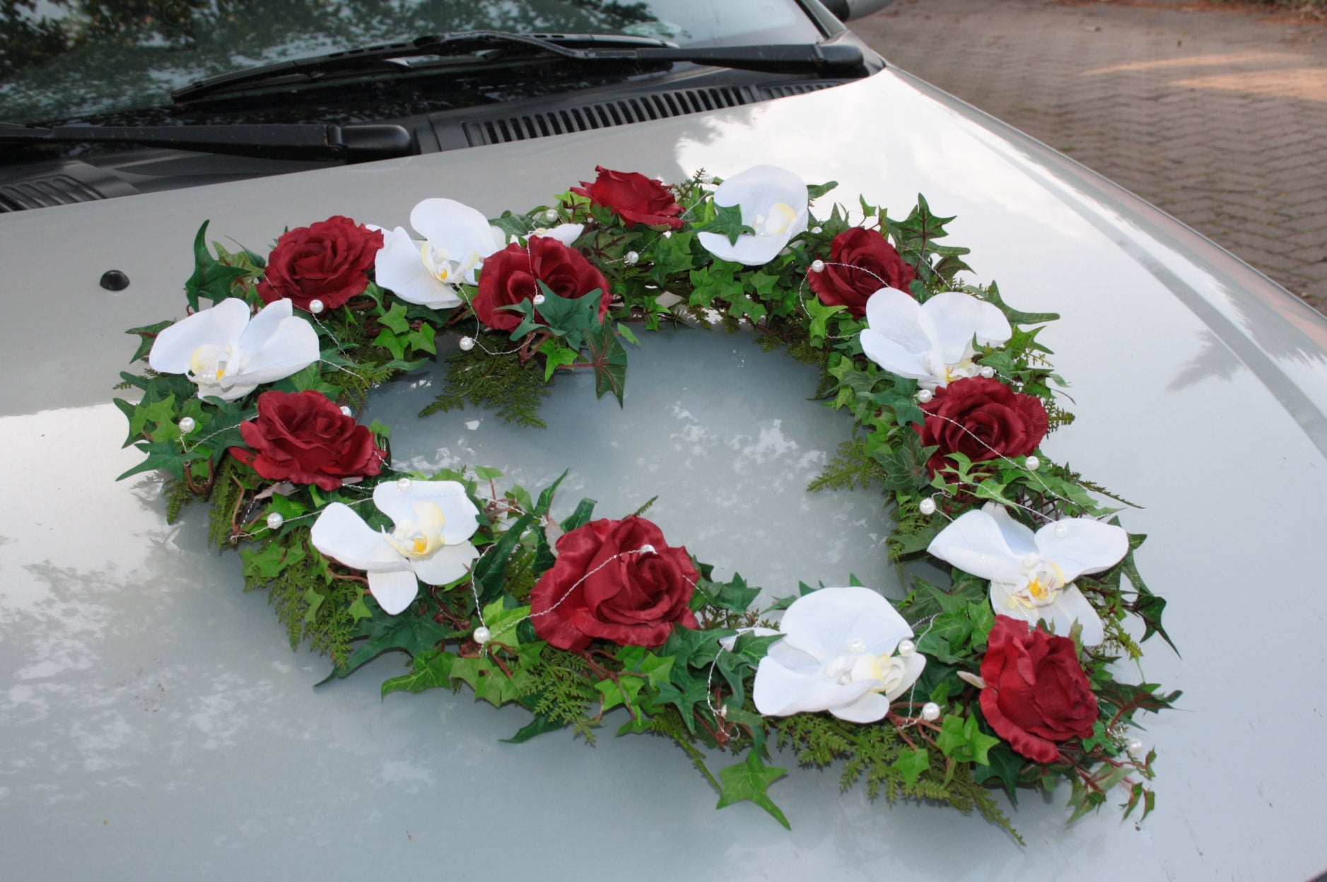 Autoherz offen Rosen und Orchideen