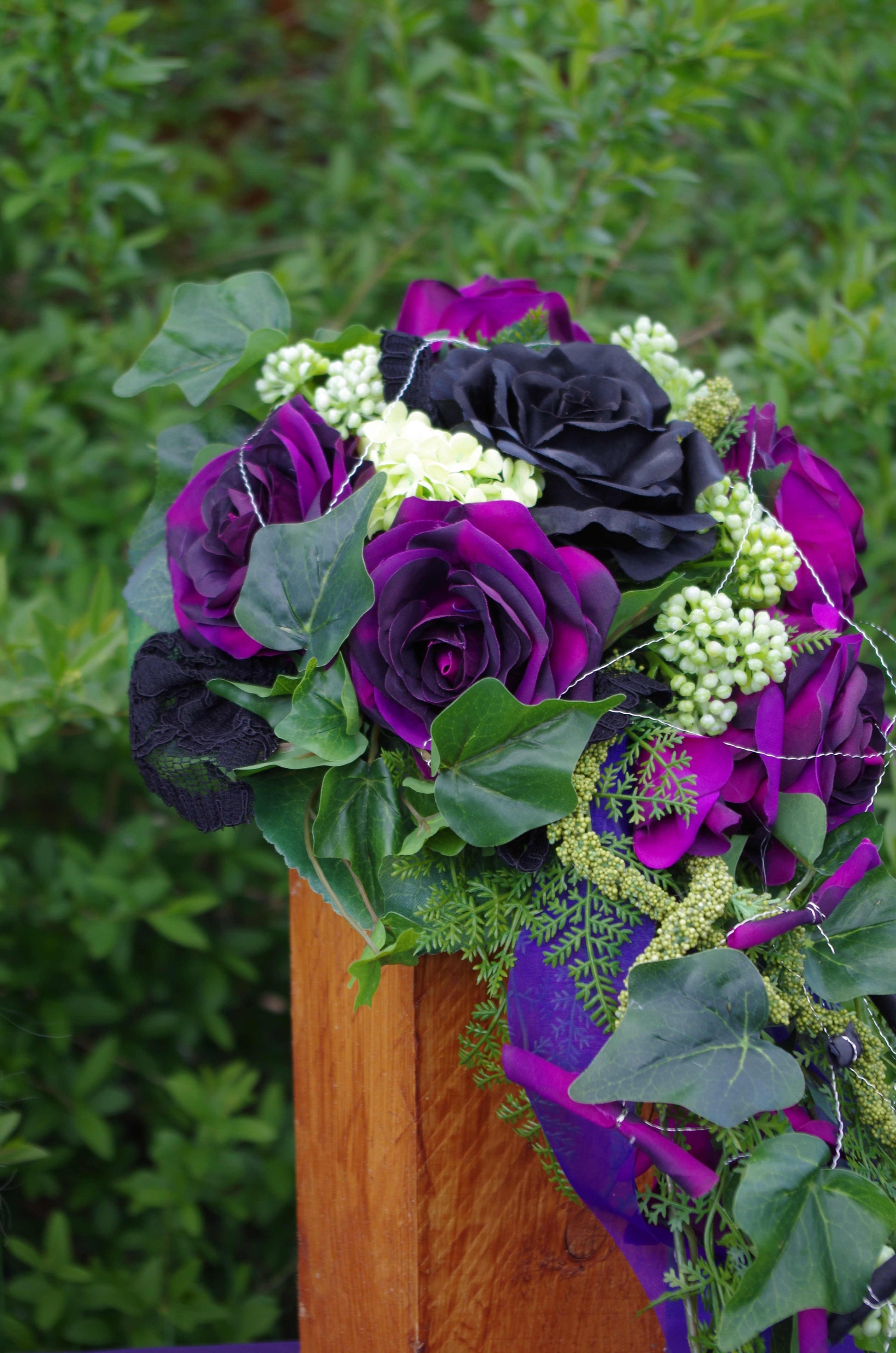 1065 Brautstrauß lila schwarz lang