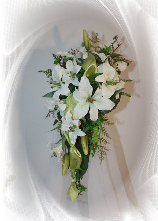 1059 Lilienstrauss mit Satinband asymetrisch