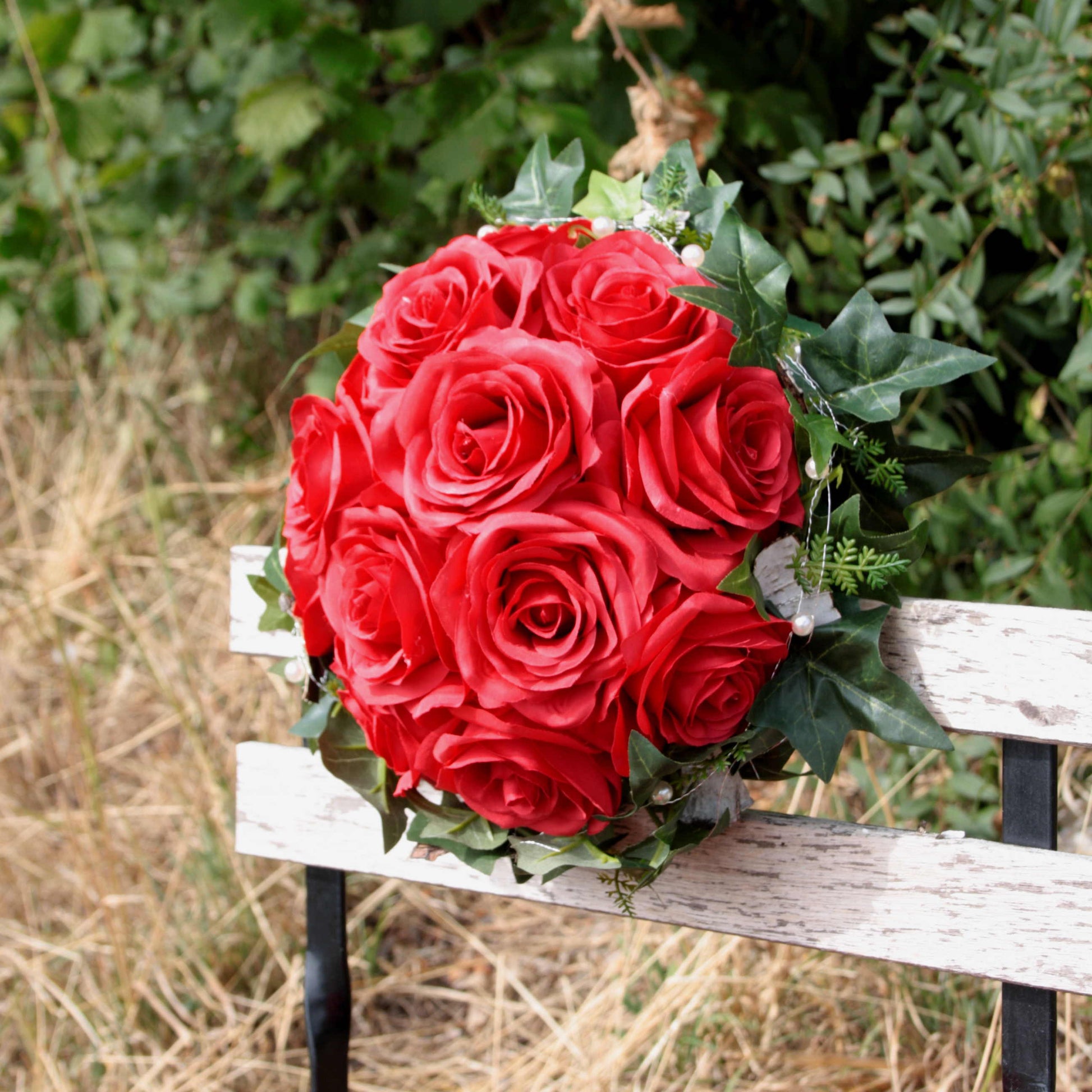 1023 Rosenkugel rot mit Ranken und Birke