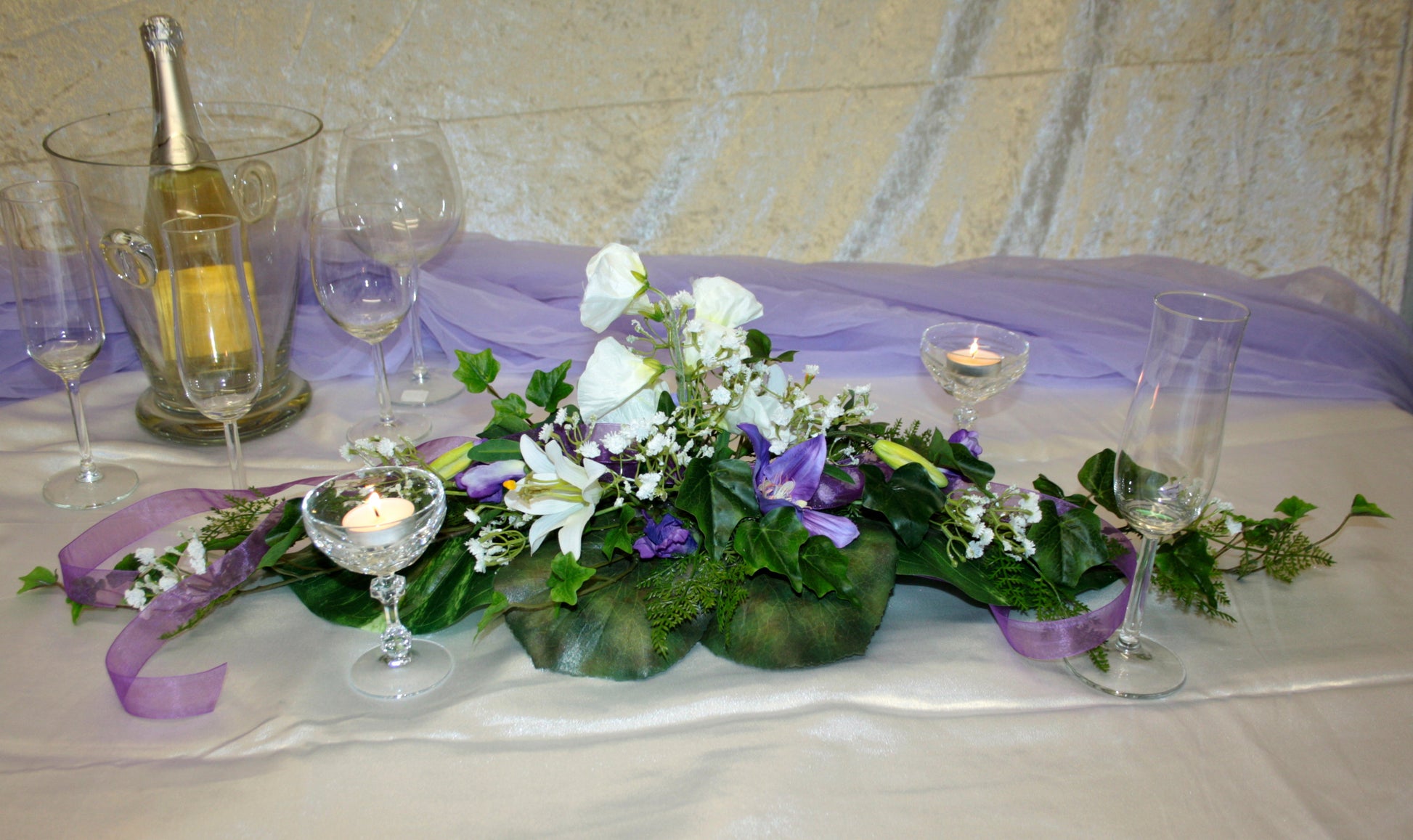 3052 Gesteck hohe Mitte Blütenmix flieder