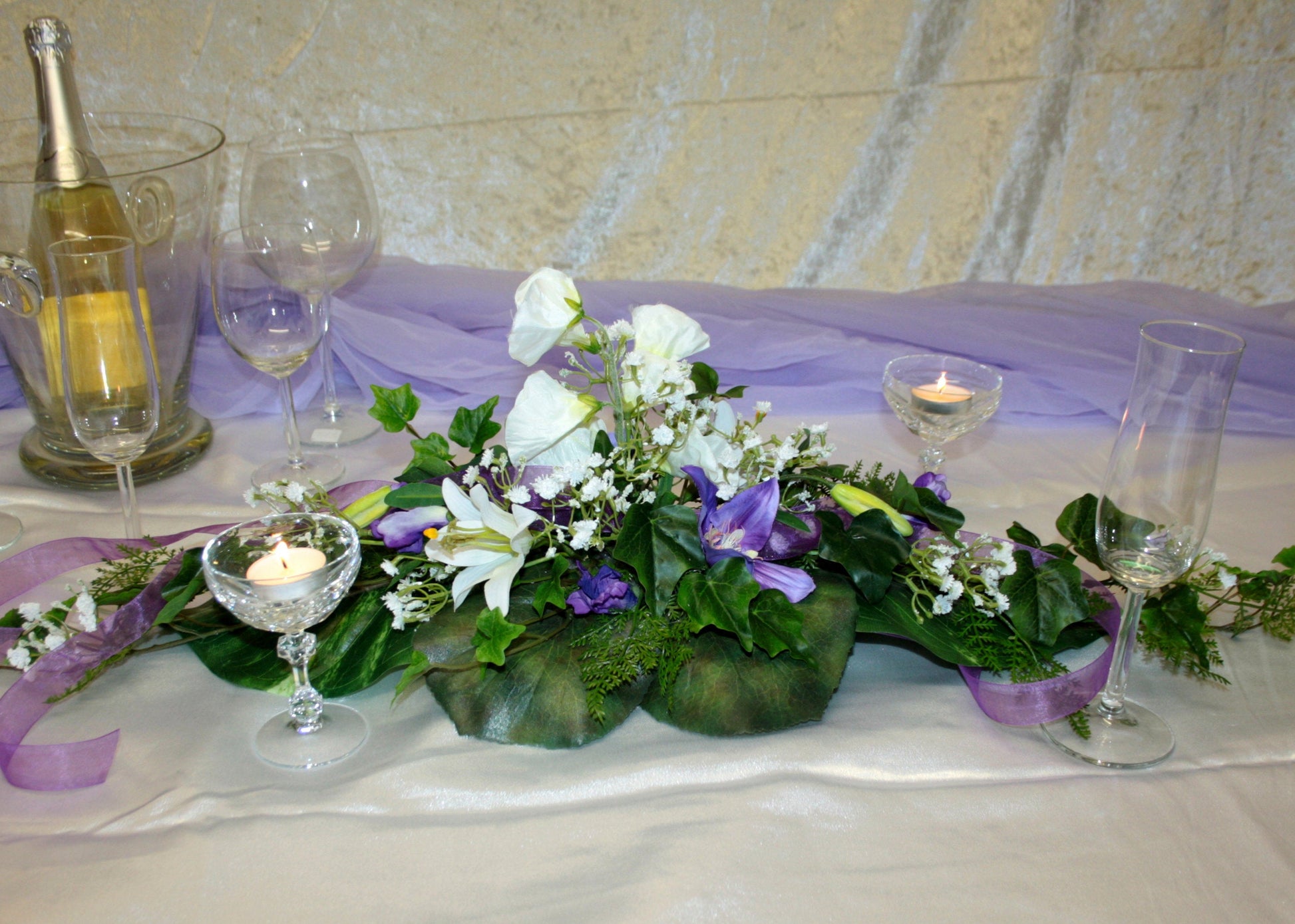 3052 Gesteck hohe Mitte Blütenmix flieder