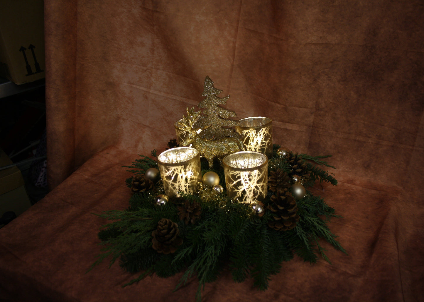 8011 Adventskranz frisch mit Windlichtern in gold