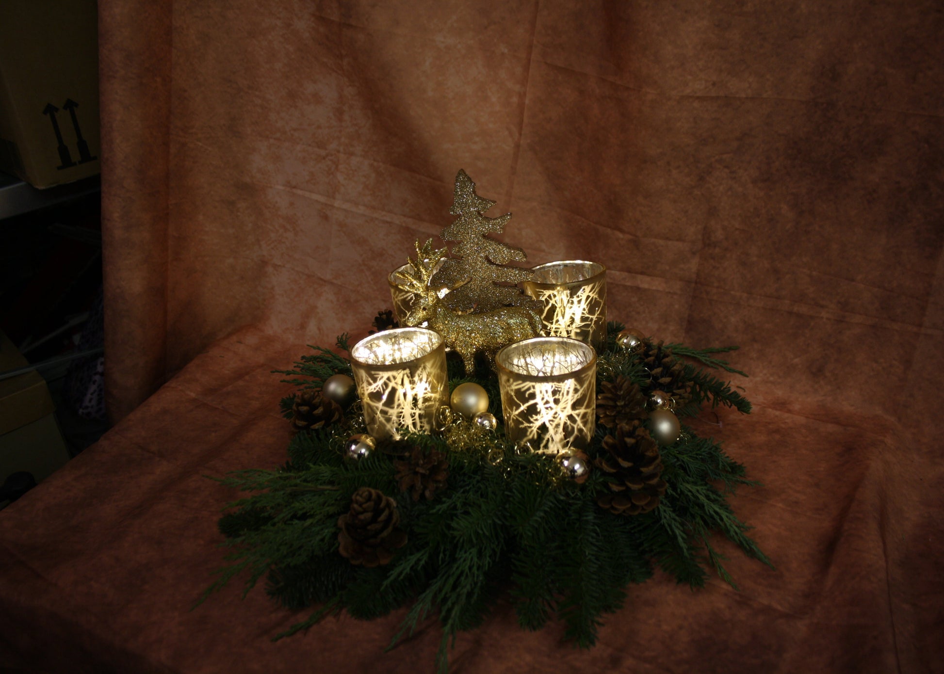 8011 Adventskranz frisch mit Windlichtern in gold