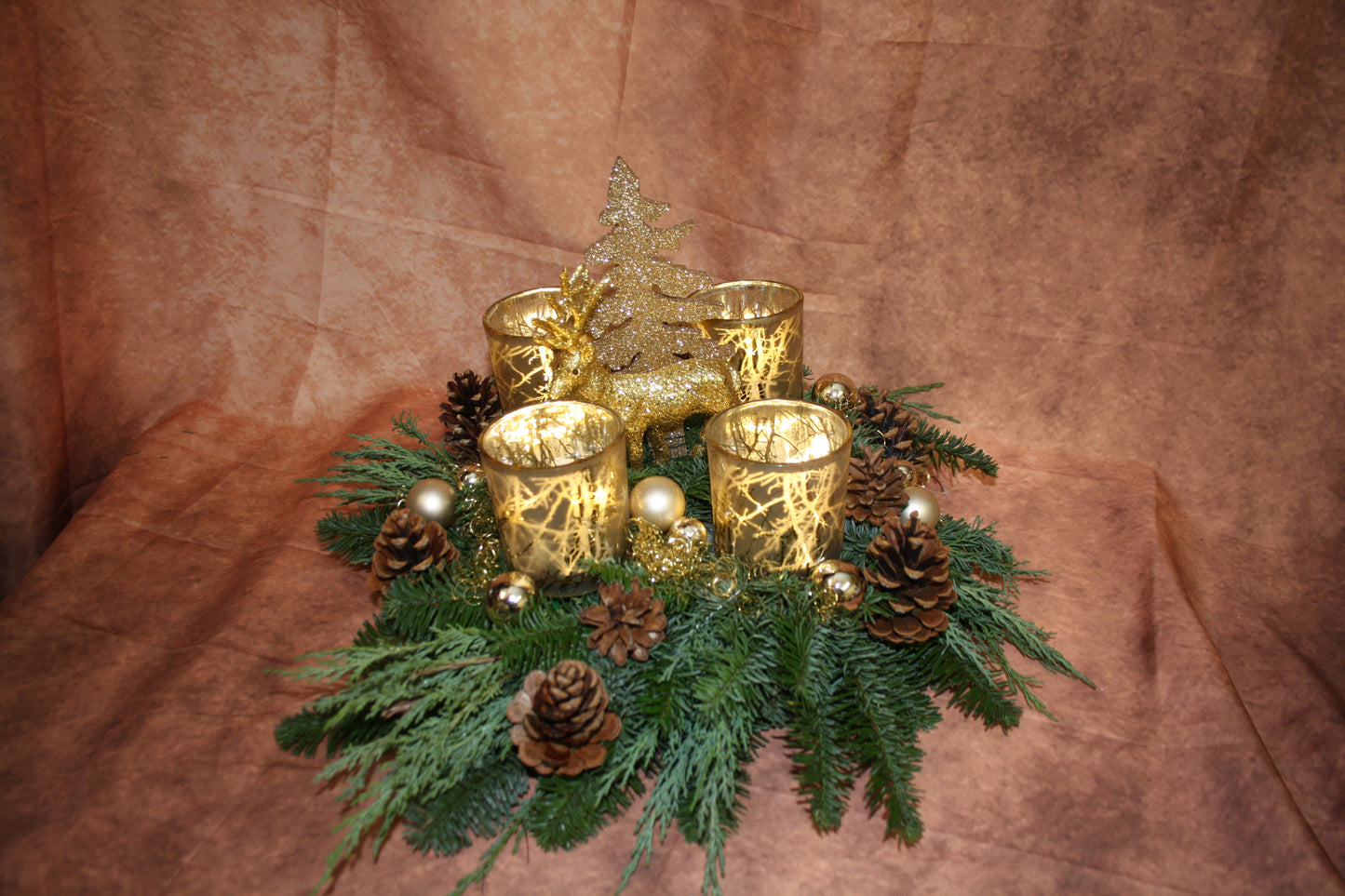 Adventskranz frisch mit Windlichtern in gold