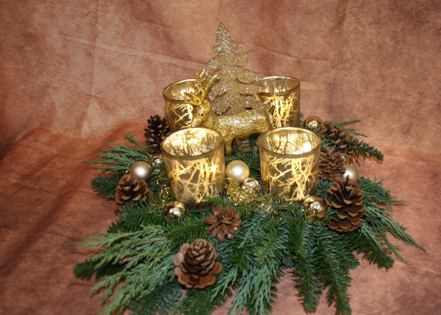 8011 Adventskranz frisch mit Windlichtern in gold