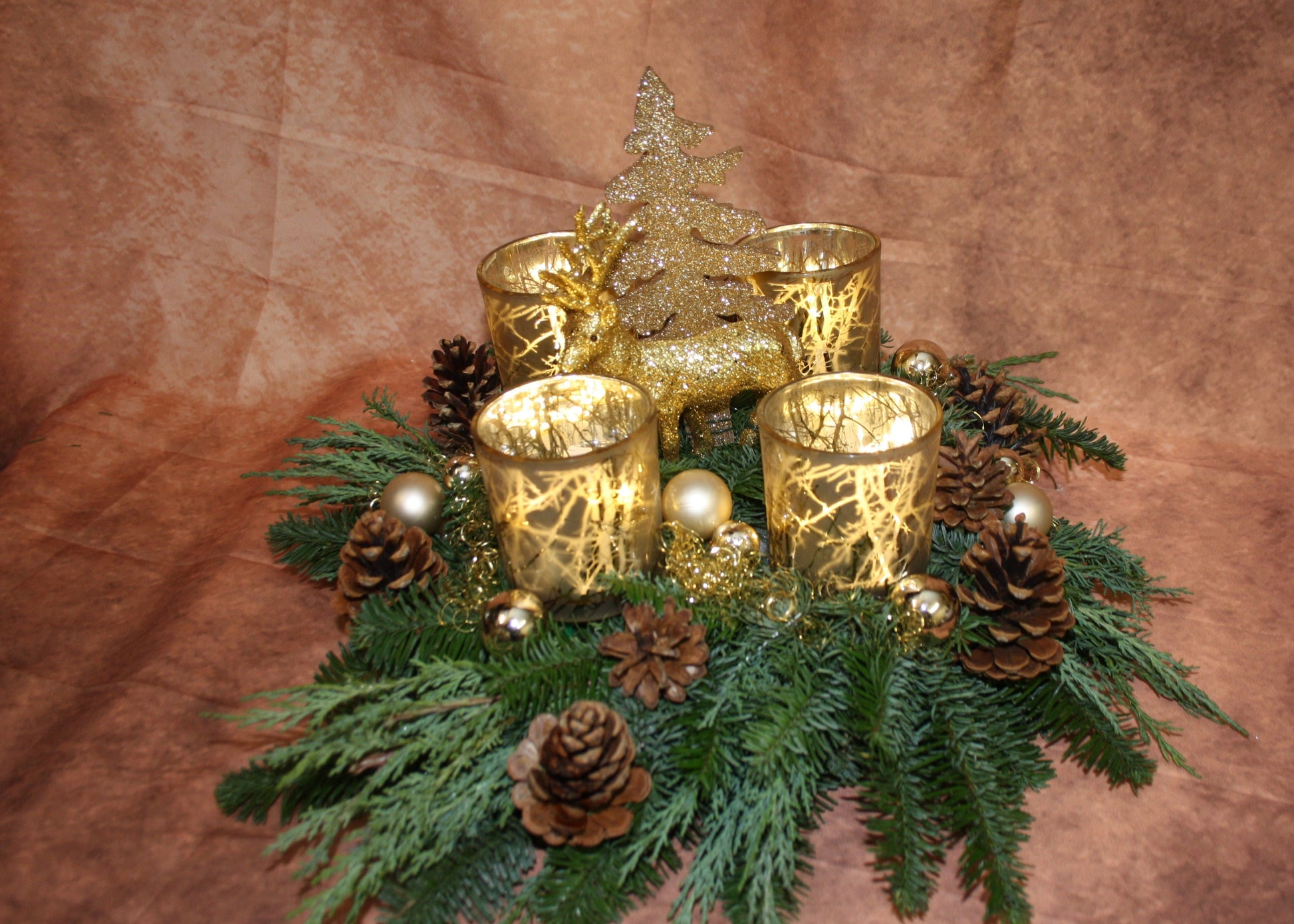 8011 Adventskranz frisch mit Windlichtern in gold