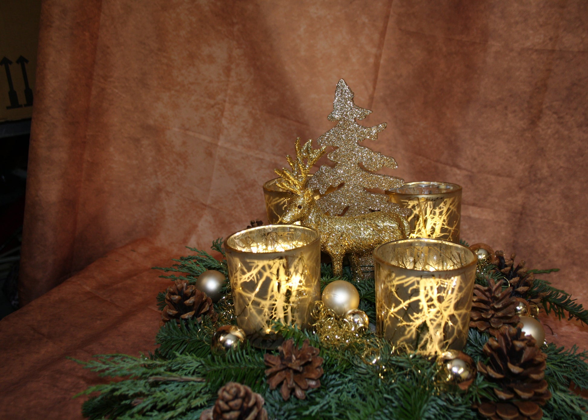 8011 Adventskranz frisch mit Windlichtern in gold
