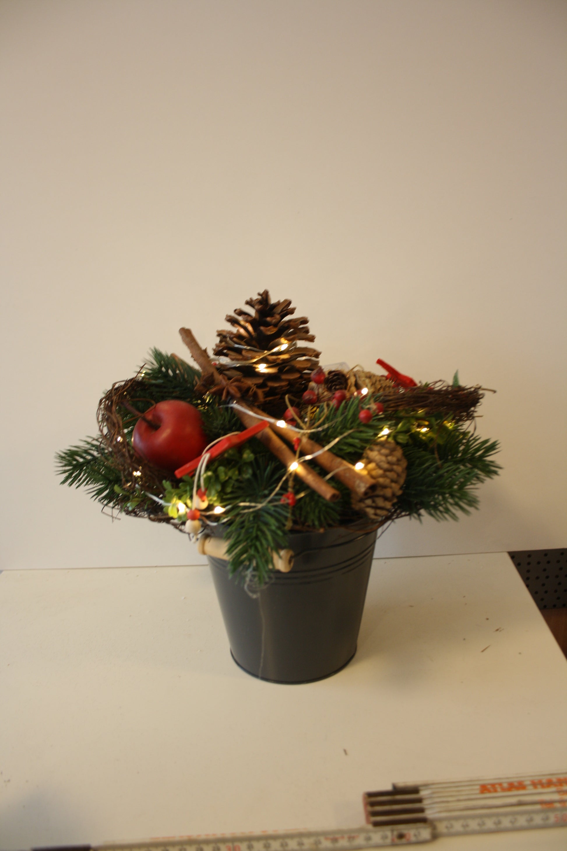 8037 Großer Strauß mit Früchten, Zimt und Zapfen Licht