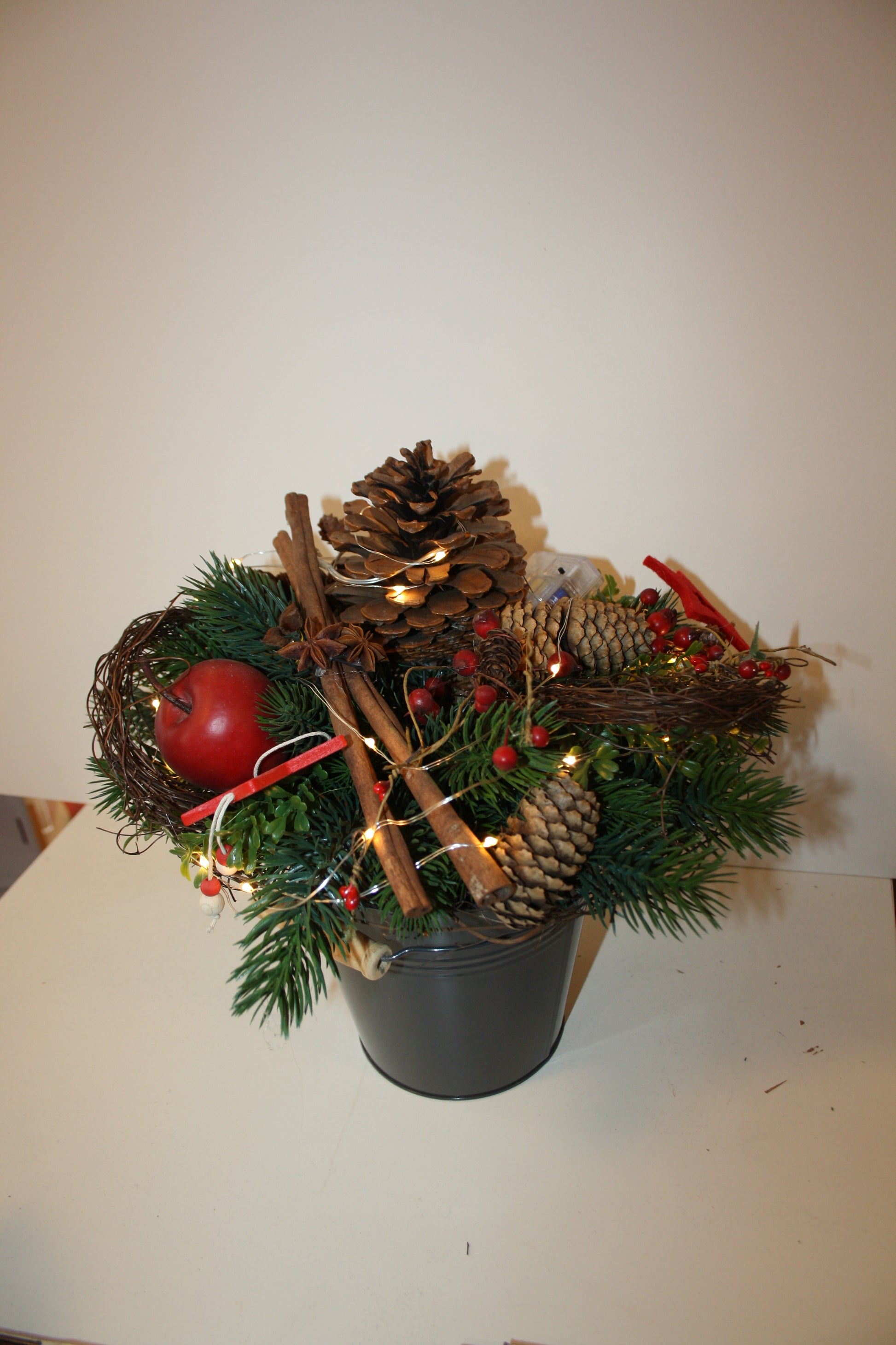 8037 Großer Strauß mit Früchten, Zimt und Zapfen Licht