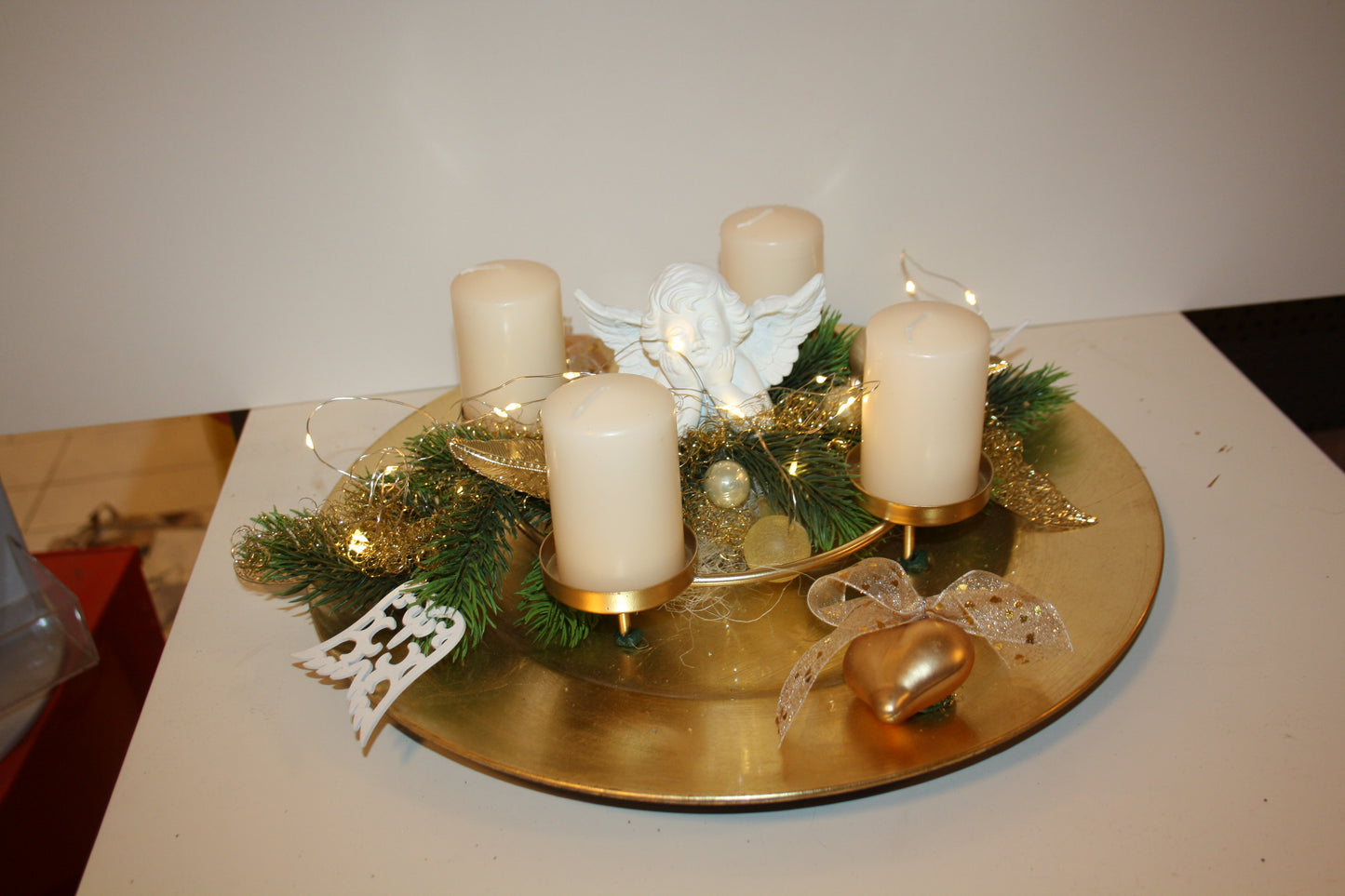 8051 Teller Advent creme mit goldenem Kranz und Engel
