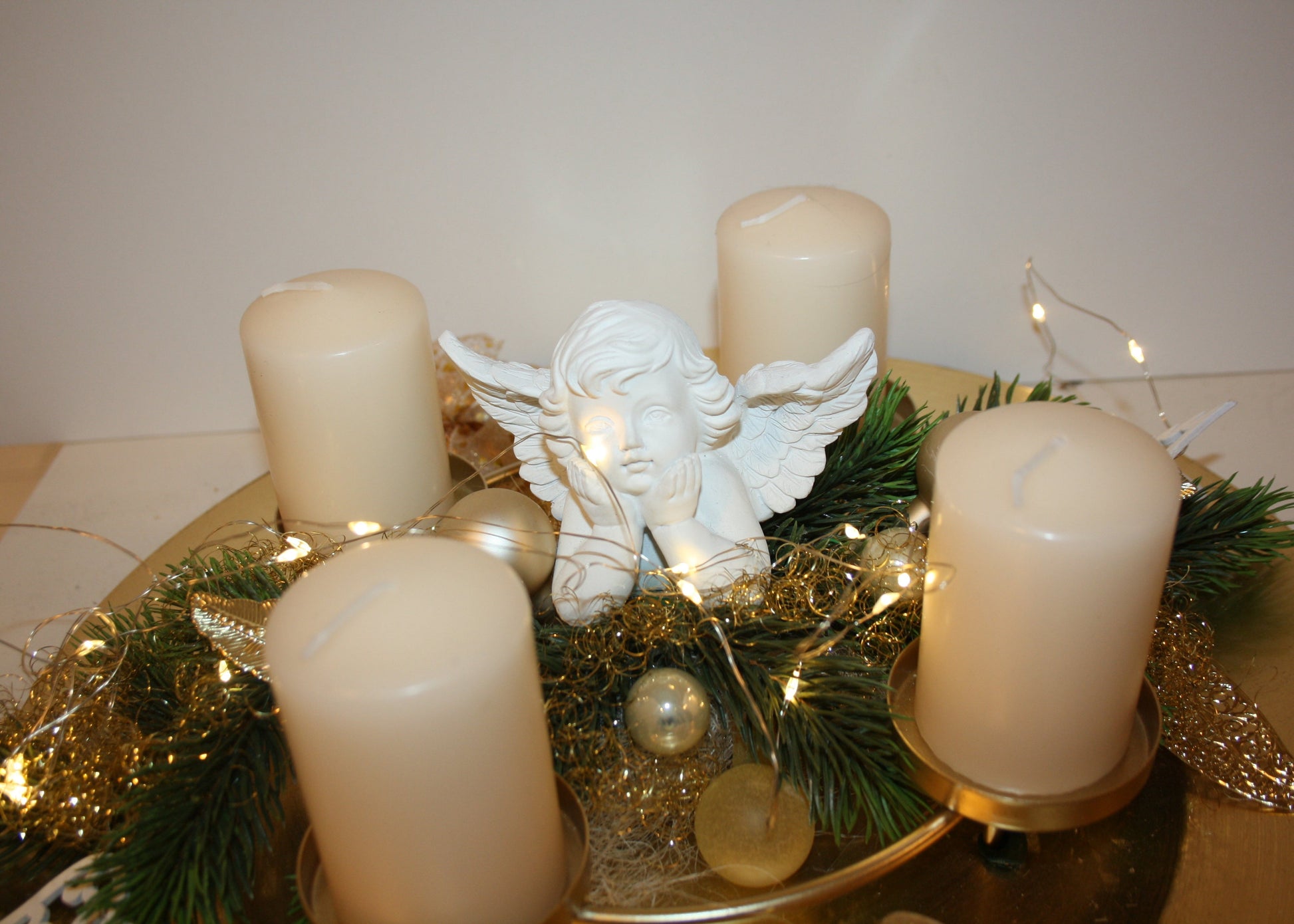 8051 Teller Advent creme mit goldenem Kranz und Engel