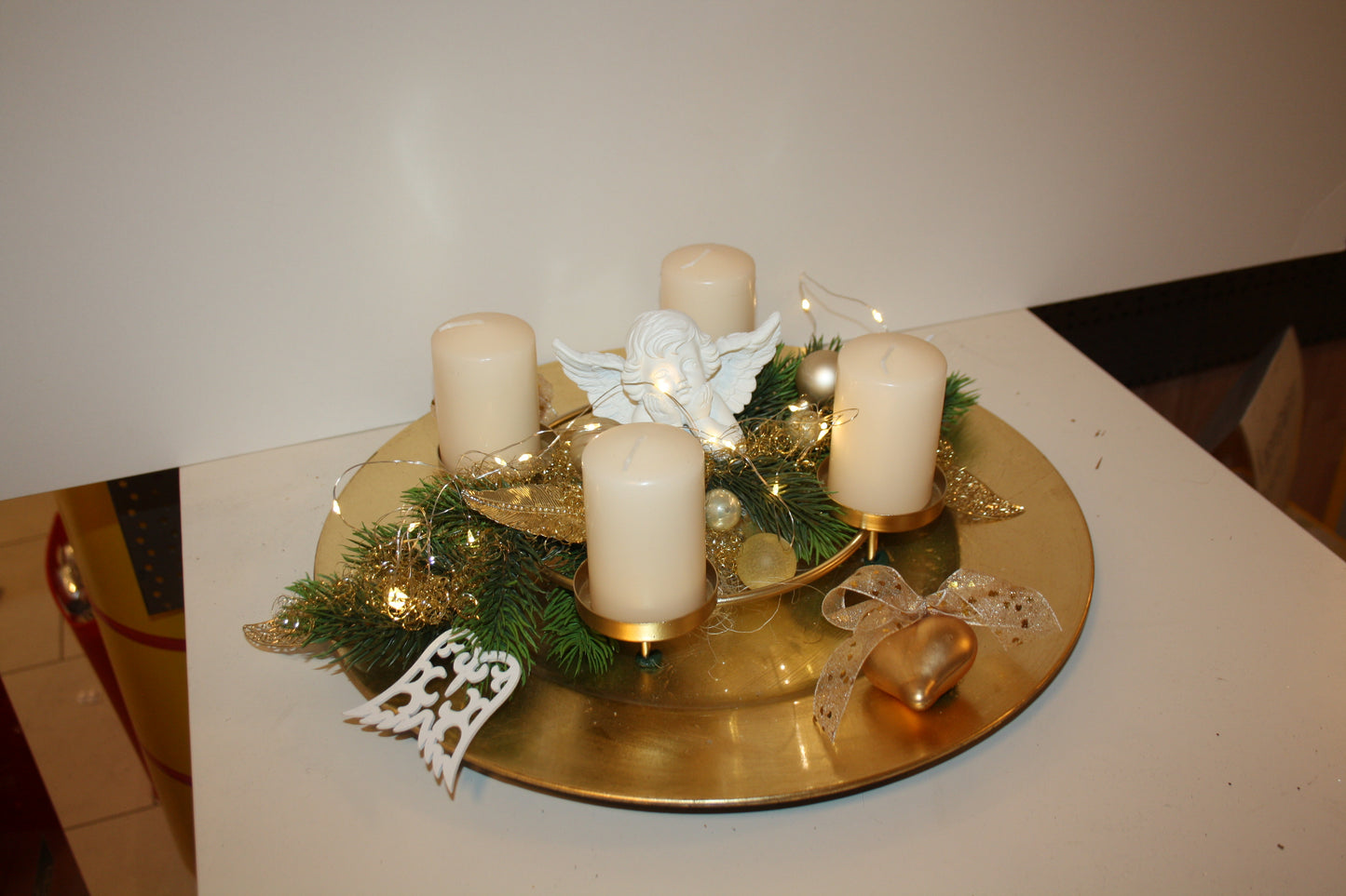 8051 Teller Advent creme mit goldenem Kranz und Engel