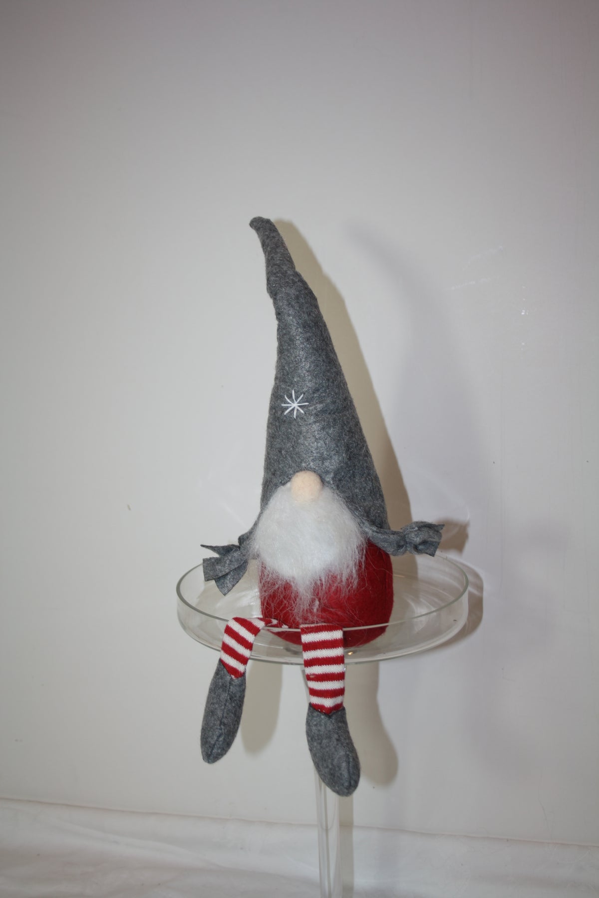 8092-4106 Weihnachtswichtel grau rot weiss Kantenhocker