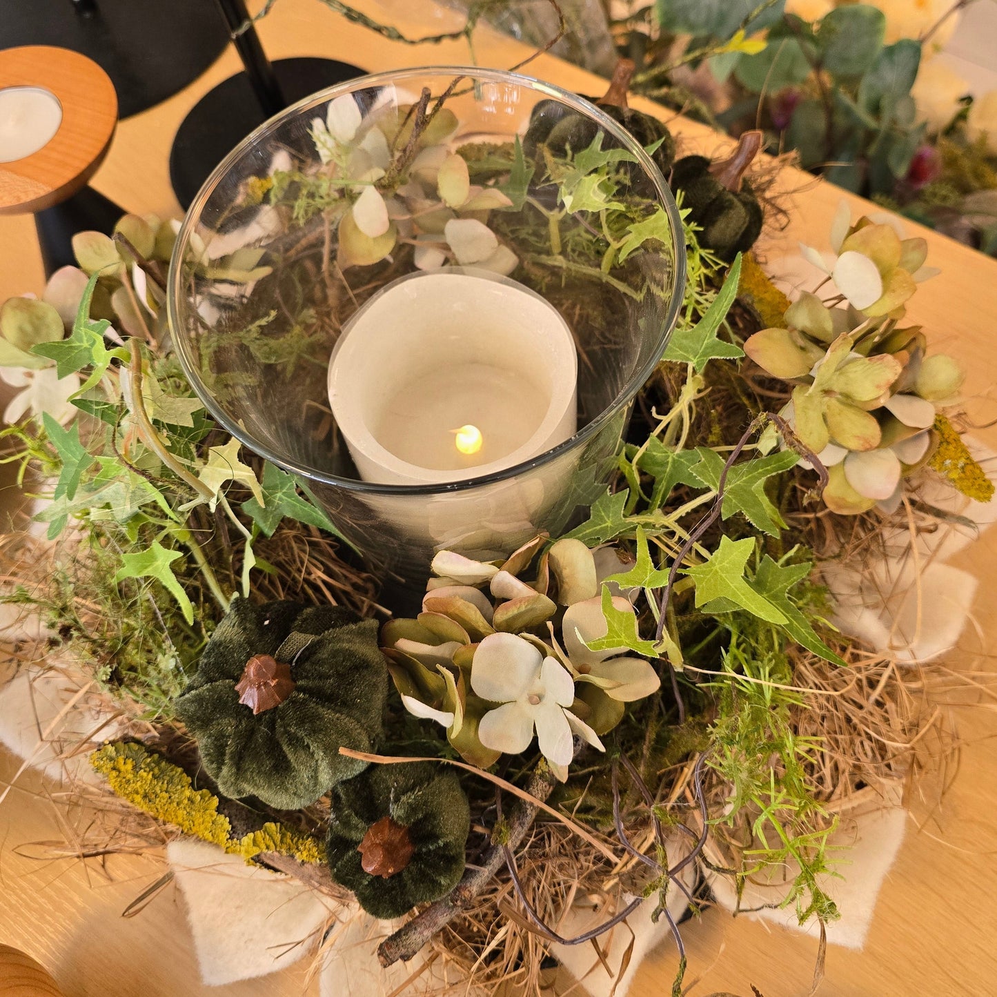 Heu Herbstkranz und Blüten und Windlicht Natur