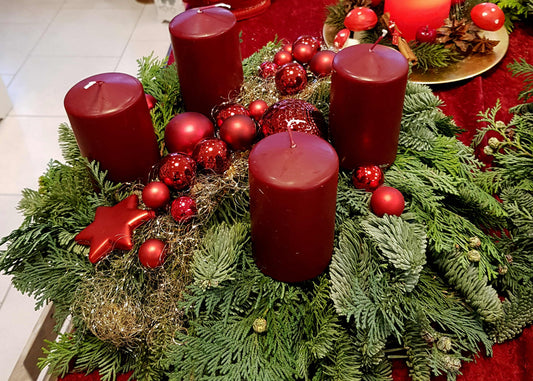 8006 Adventskranz frisch Bordeaux mit Kugeln