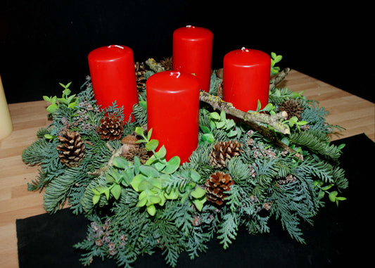 8007 Adventskranz frisch Eukalyptus und Zapfen