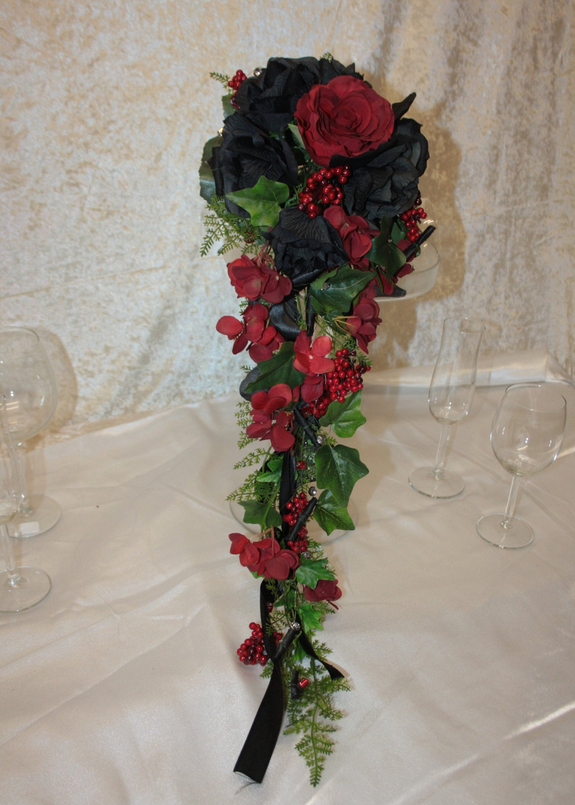 1064 Brautstrauss Gothic Wasserfall lang