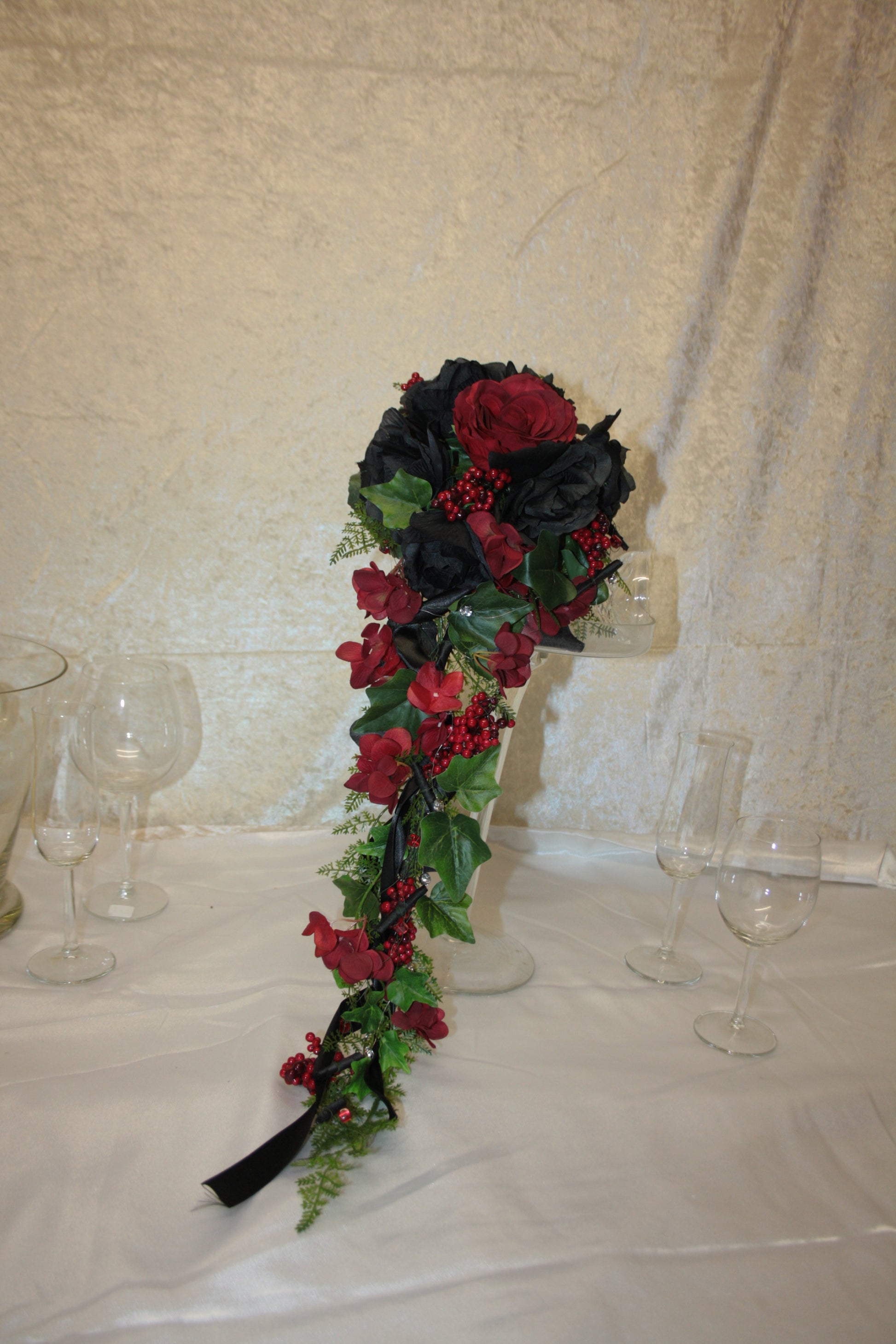 1064 Brautstrauss Gothic Wasserfall lang