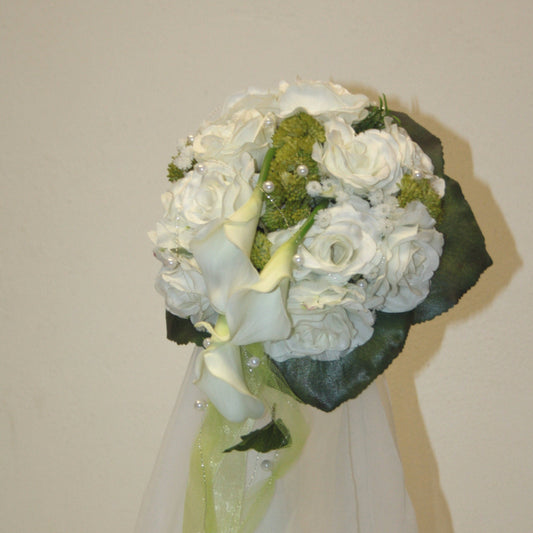 1026 Brautstrauss Kugel mit Callas