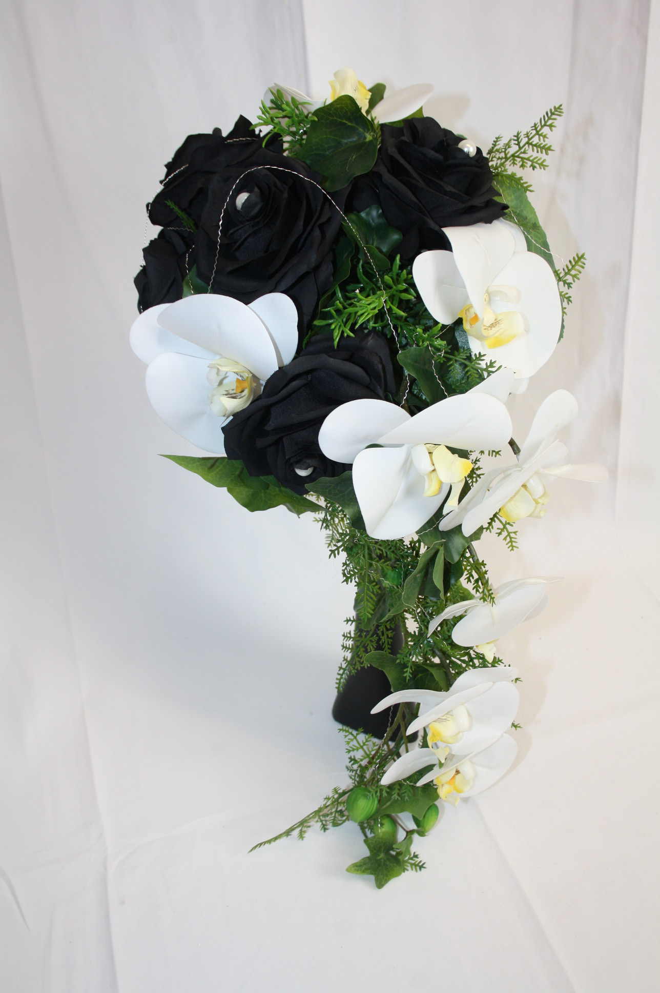 1052 Orchideenstrauss klassik mit Rosen und Perlen