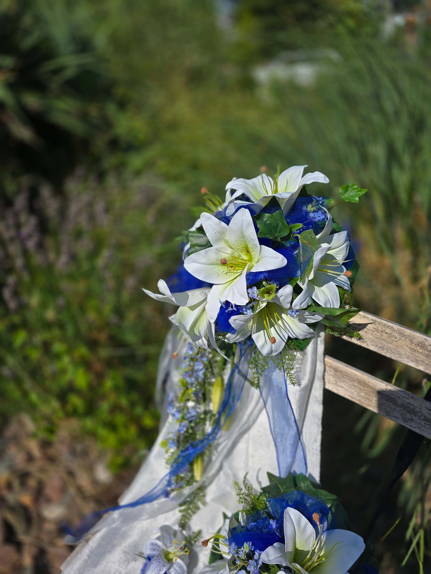 10543 Brautstrauss Lilien luftig mit Tüll und zarten Blüten in blau