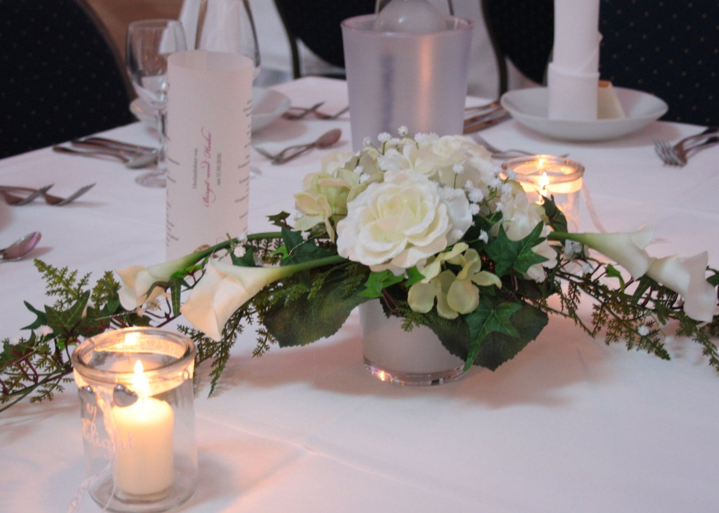 Langes Gesteck Pokal Rosen und Callas