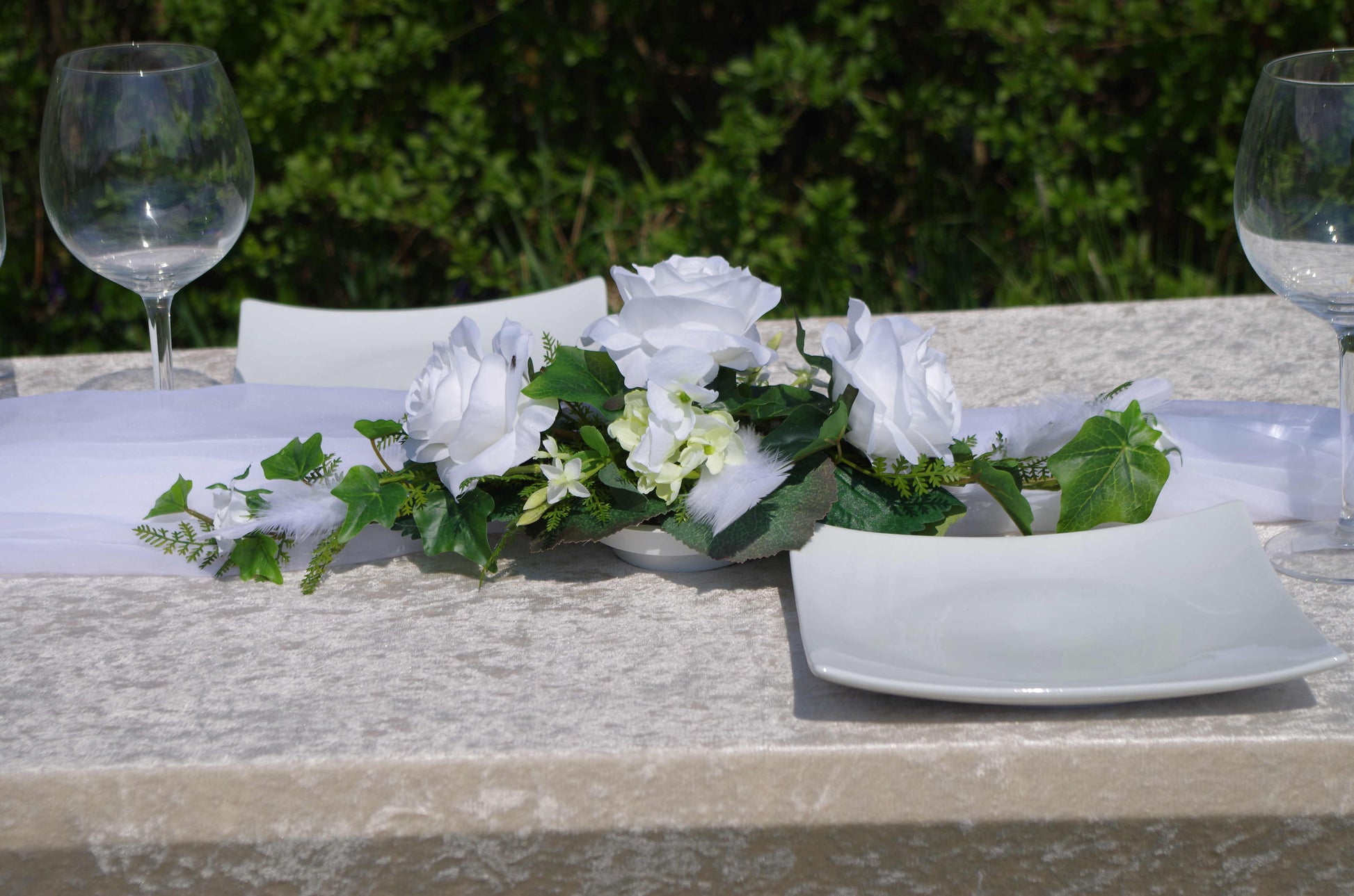 3054 kleines Gesteck Rosen und Federn