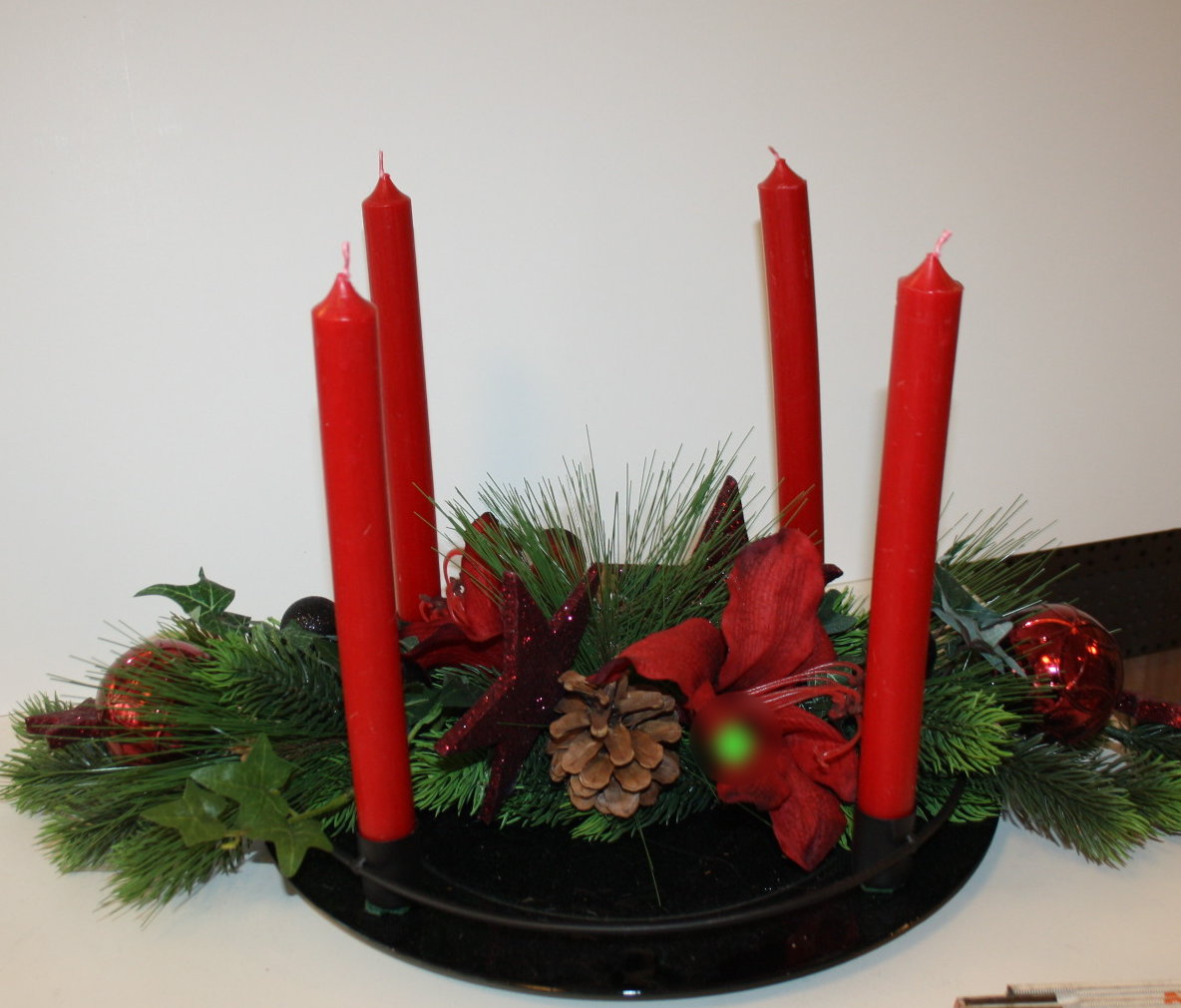 8038 Teller dekoriert mit Früchten und Zapfen