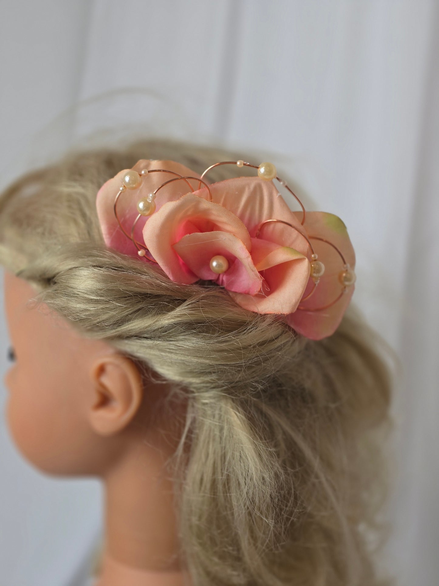 40051 Haarkamm zarte Rosenblüten lachs/apricot mit Draht& Perlen