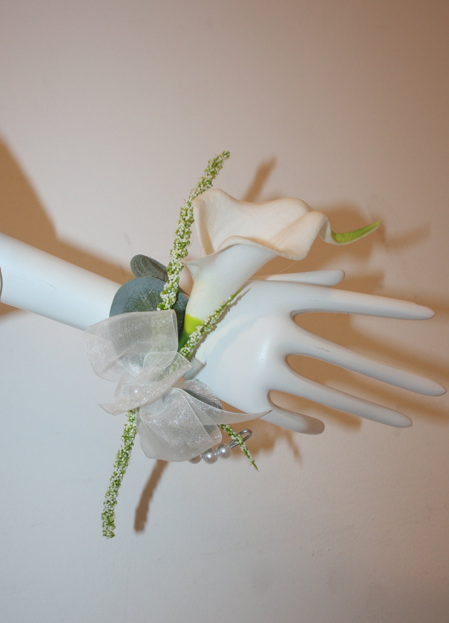 Handgelenkstrauss Calla Perlentraum