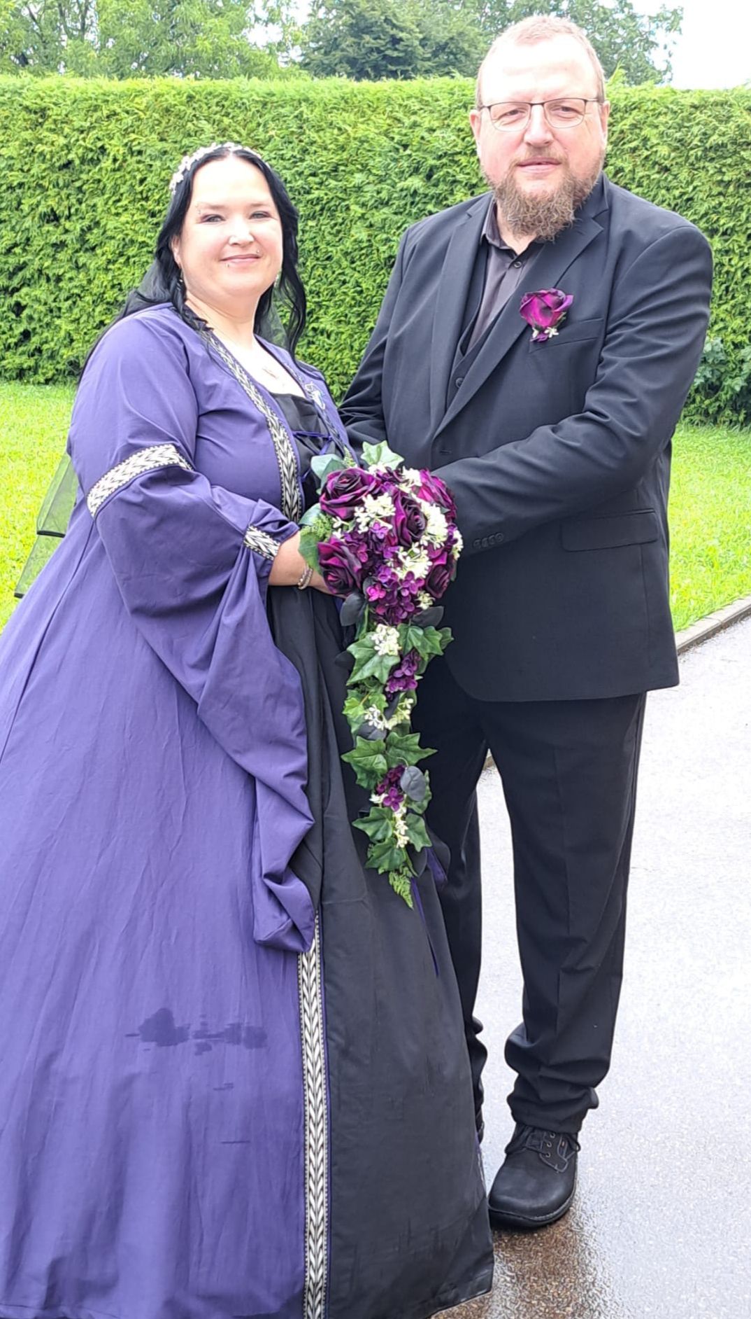 1065 Brautstrauß lila schwarz lang