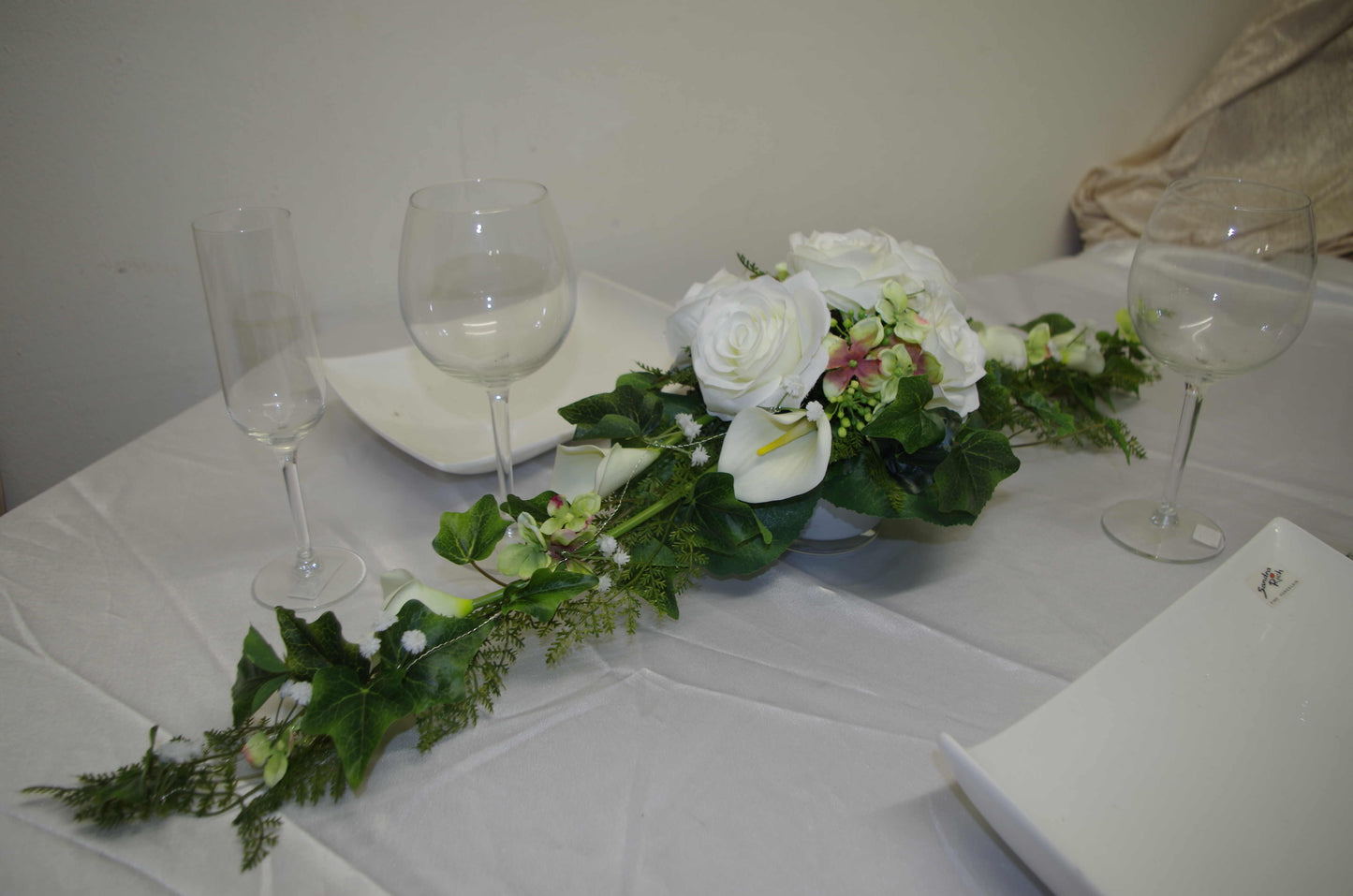 3015 Gesteck lang mit Callas und Horstensien