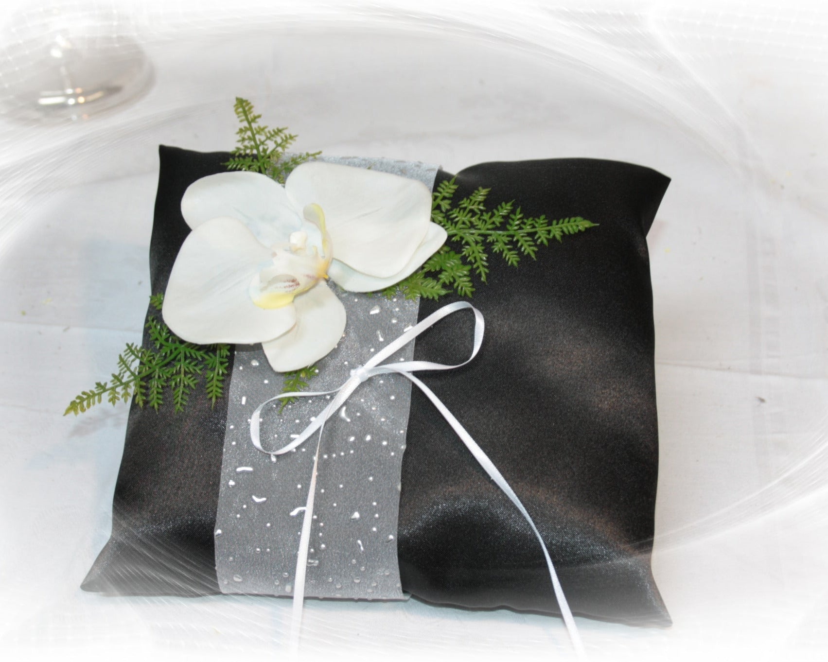 2019 Ringkissen weisse Orchidee schwarzes Kissen