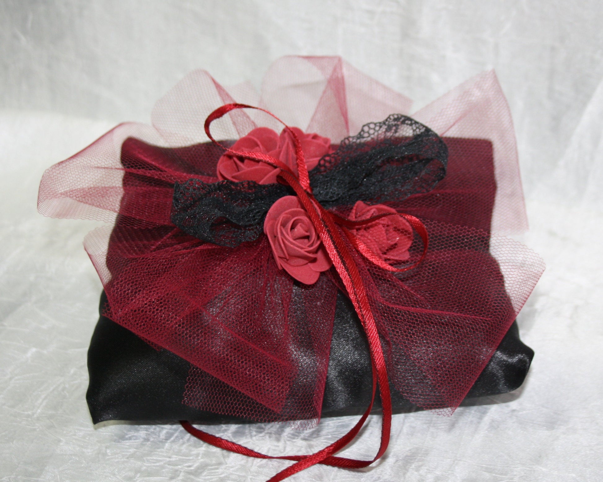 2023 Ringkissen Gothic mit Moosgummirosen