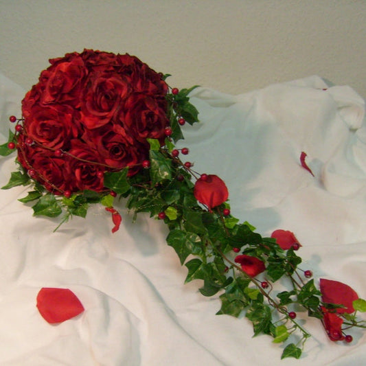 1077 Rosenkugel mit Ranke und Beeren Herbsthochzeit