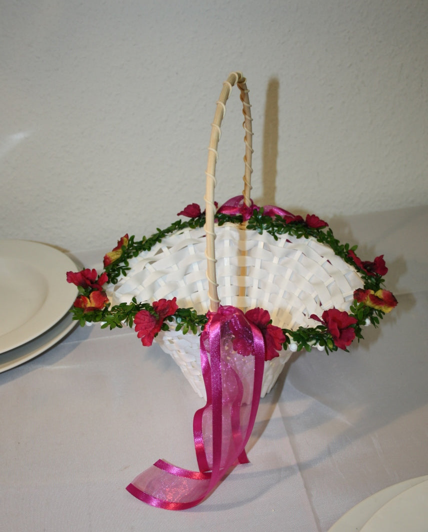 Streukorb mit zarten Blüten