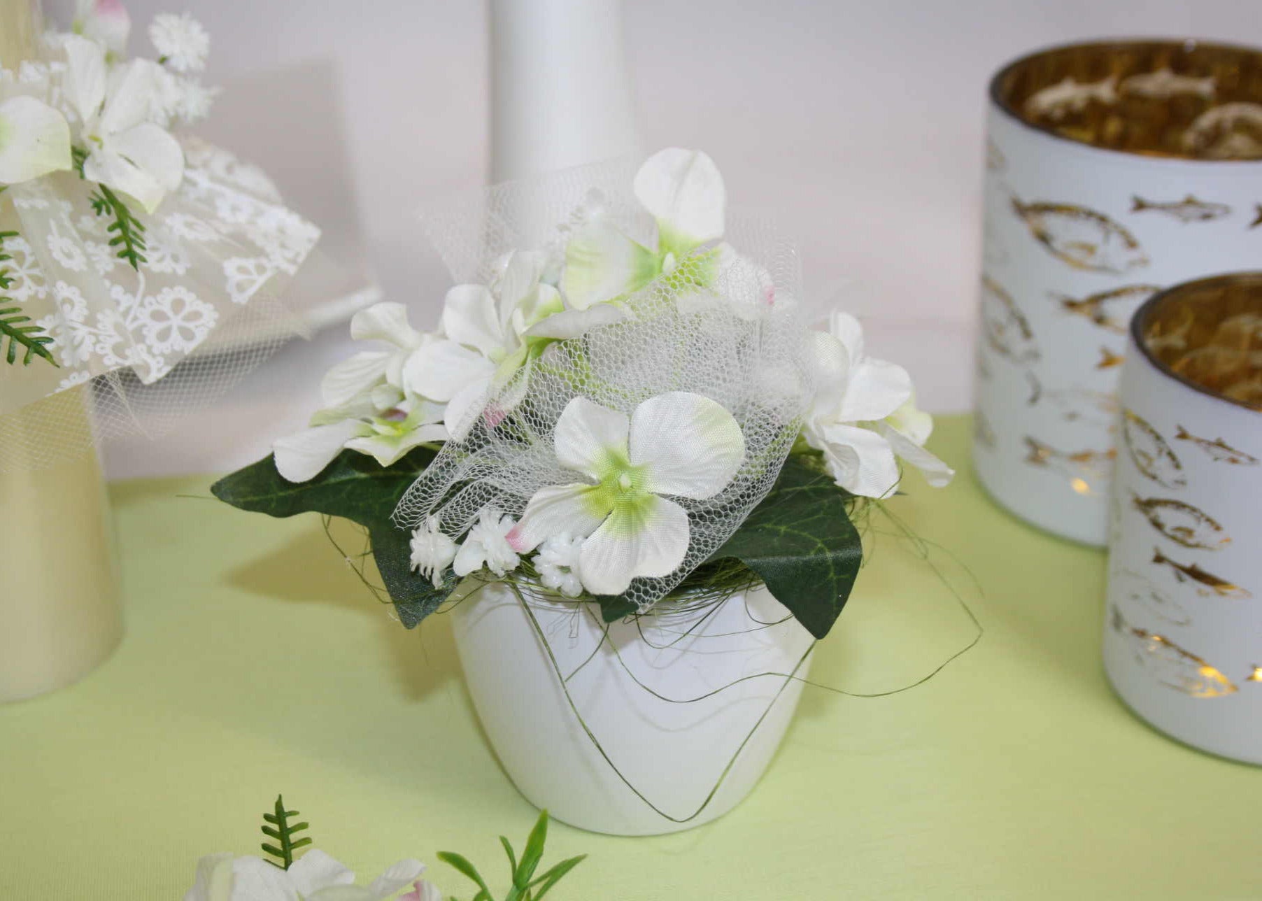 kleiner Topf Tüll und Blüten