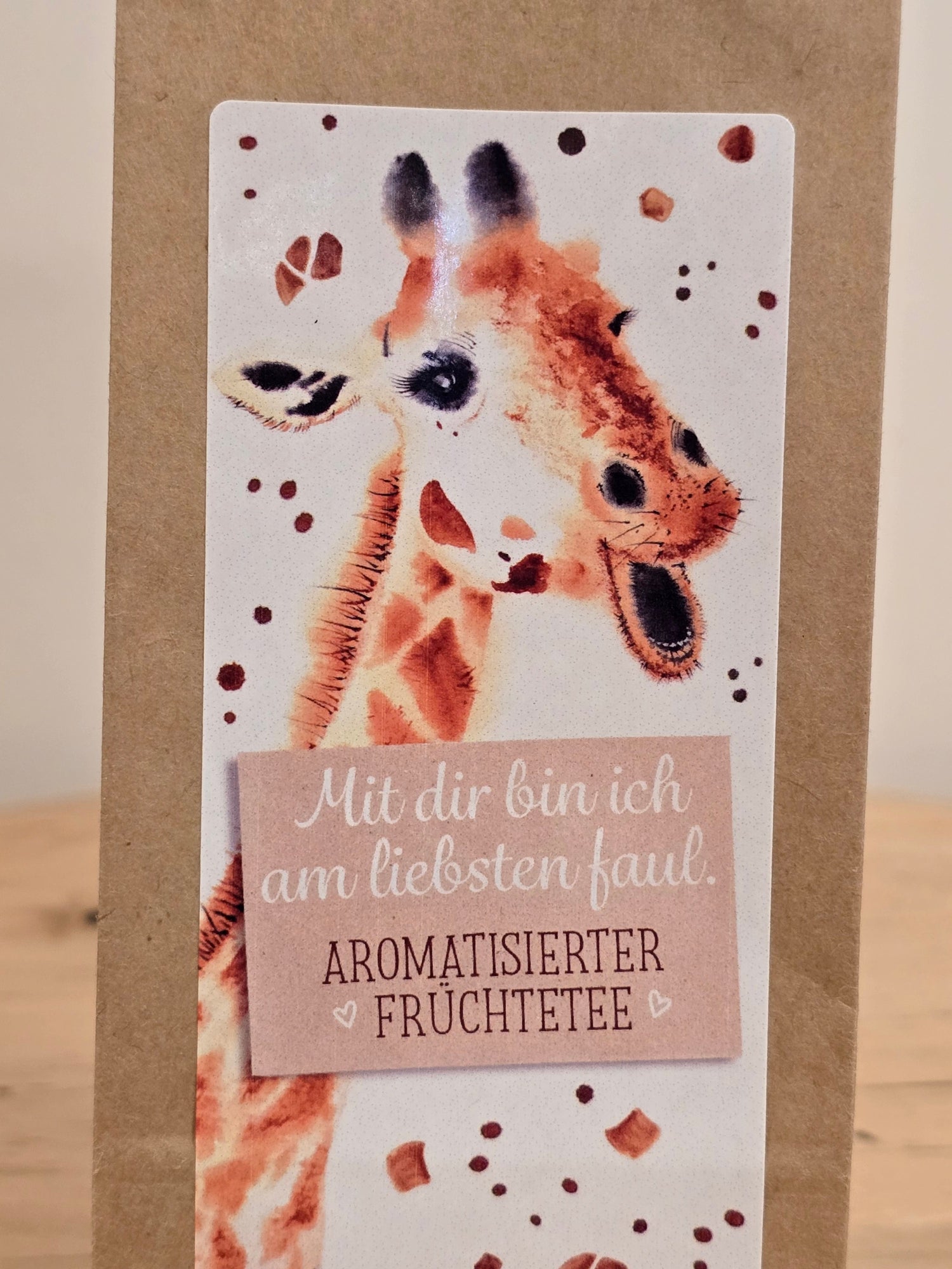 Giraffe watercolor fruit tea label on kraft paper packaging with German text