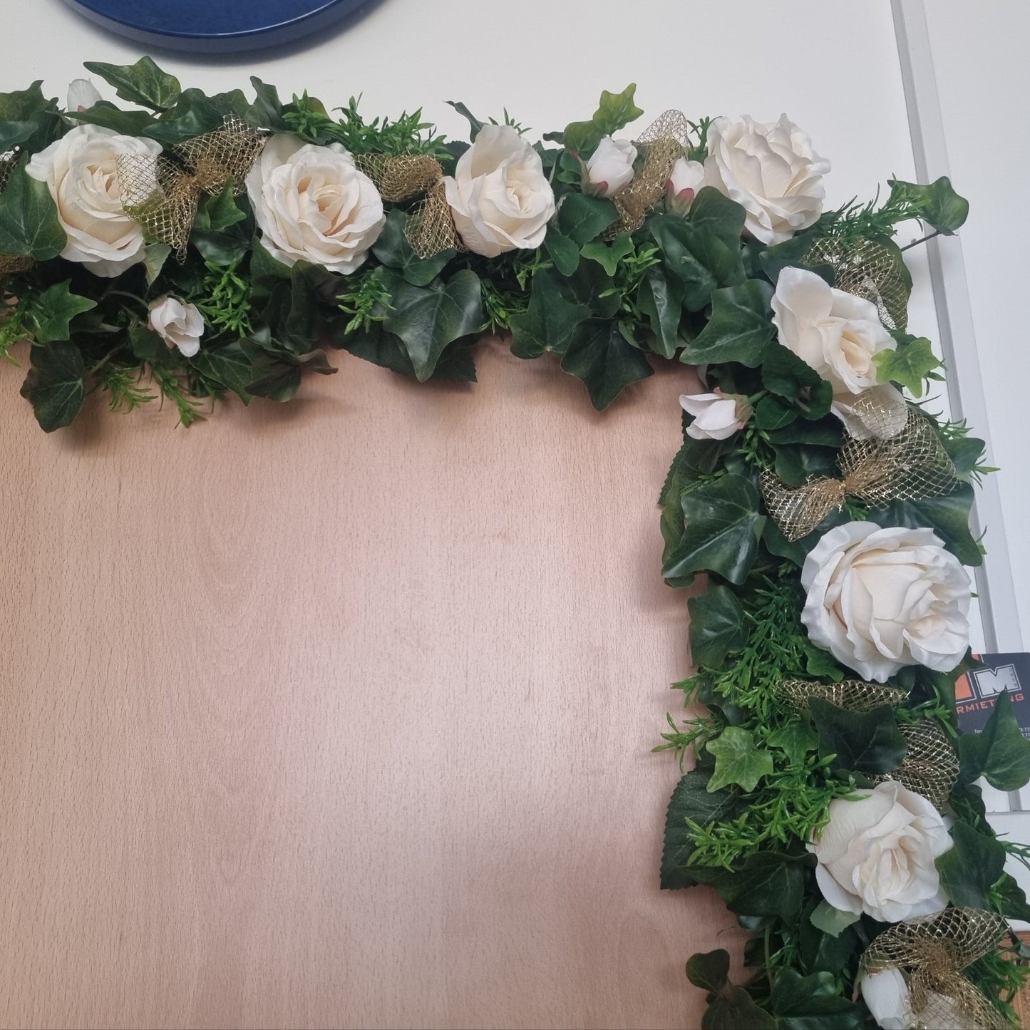 Girlande creme  mit Schleifen in gold