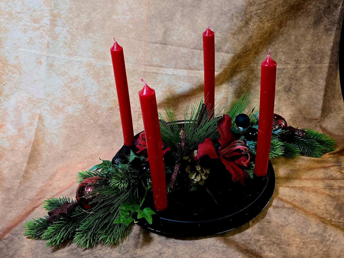 8038 Teller dekoriert mit Früchten und Zapfen