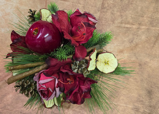 8036 Kleiner Strauß mit Früchten, Zimt und Zapfen