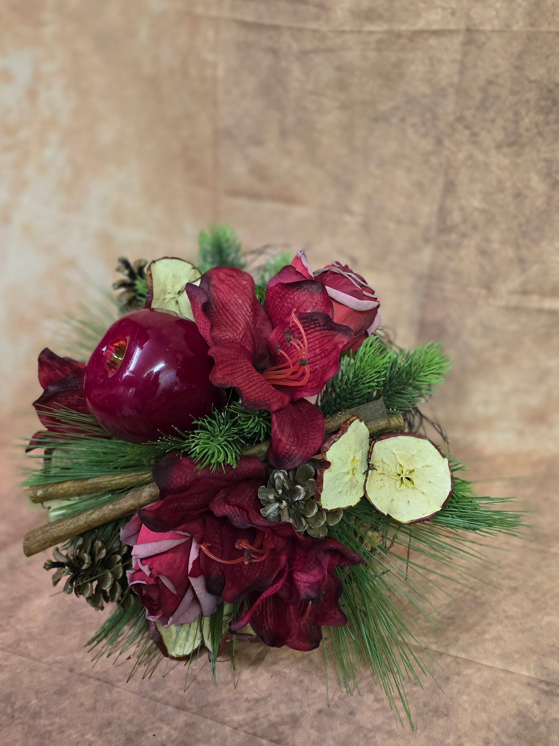 8036 Kleiner Strauß mit Früchten, Zimt und Zapfen