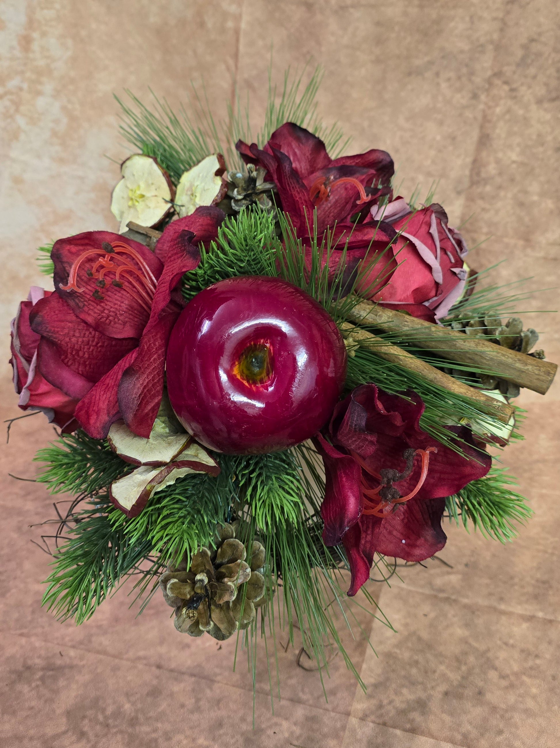 8036 Kleiner Strauß mit Früchten, Zimt und Zapfen