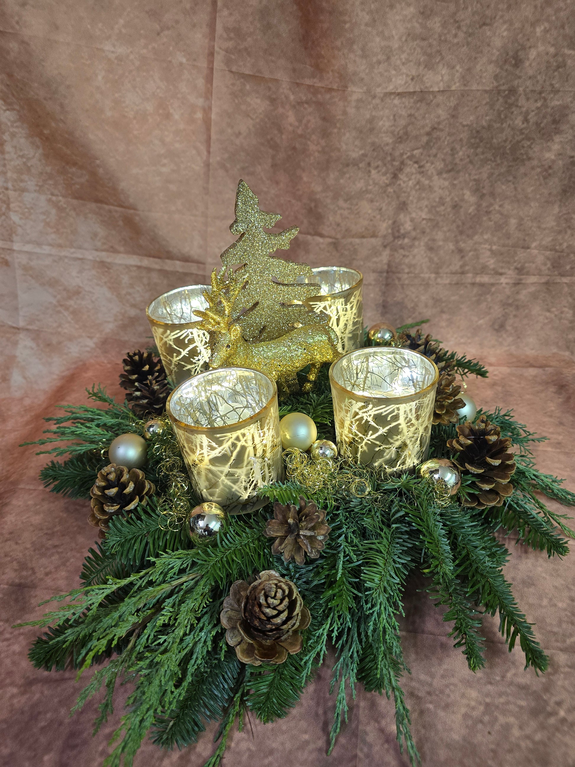 8011 Adventskranz frisch mit Windlichtern in gold