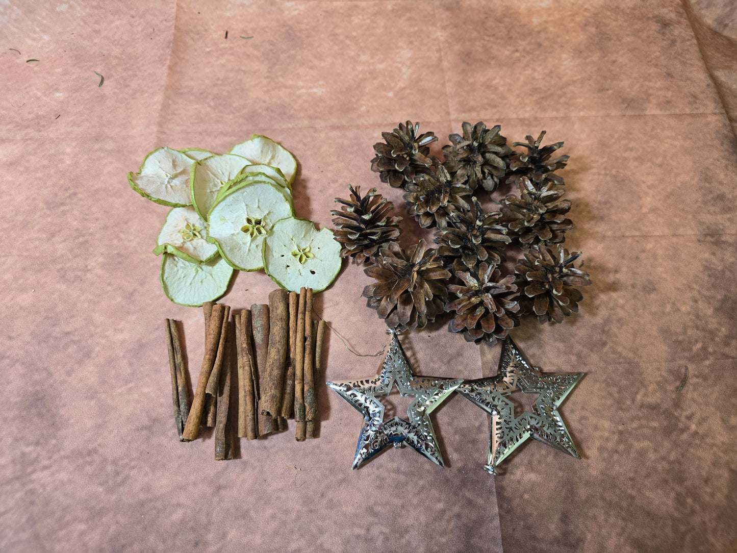 8023 Basteltüte Natur mit Äpfeln grün